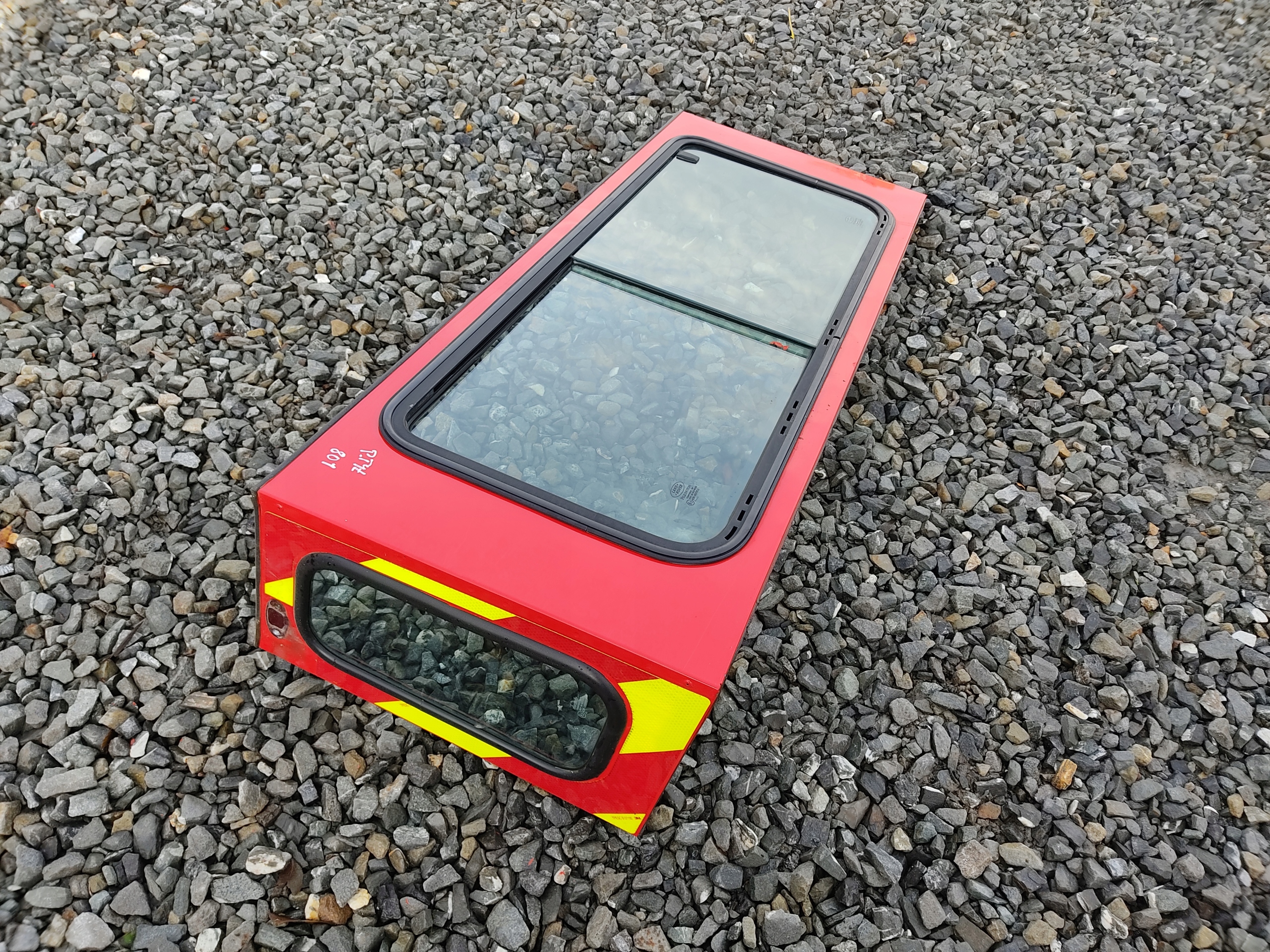 PRAVÉ ZADNÉ SKLO RÁM DEFENDER 1999-2014