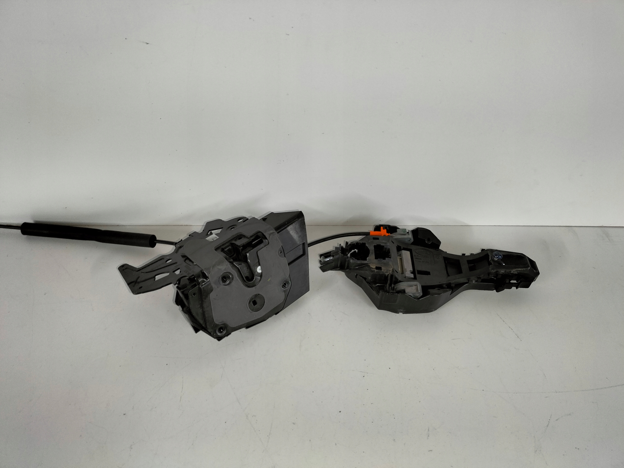 ZAMOK PRAVYCH ZADNYCH DVERI JAGUAR XE X760 15-