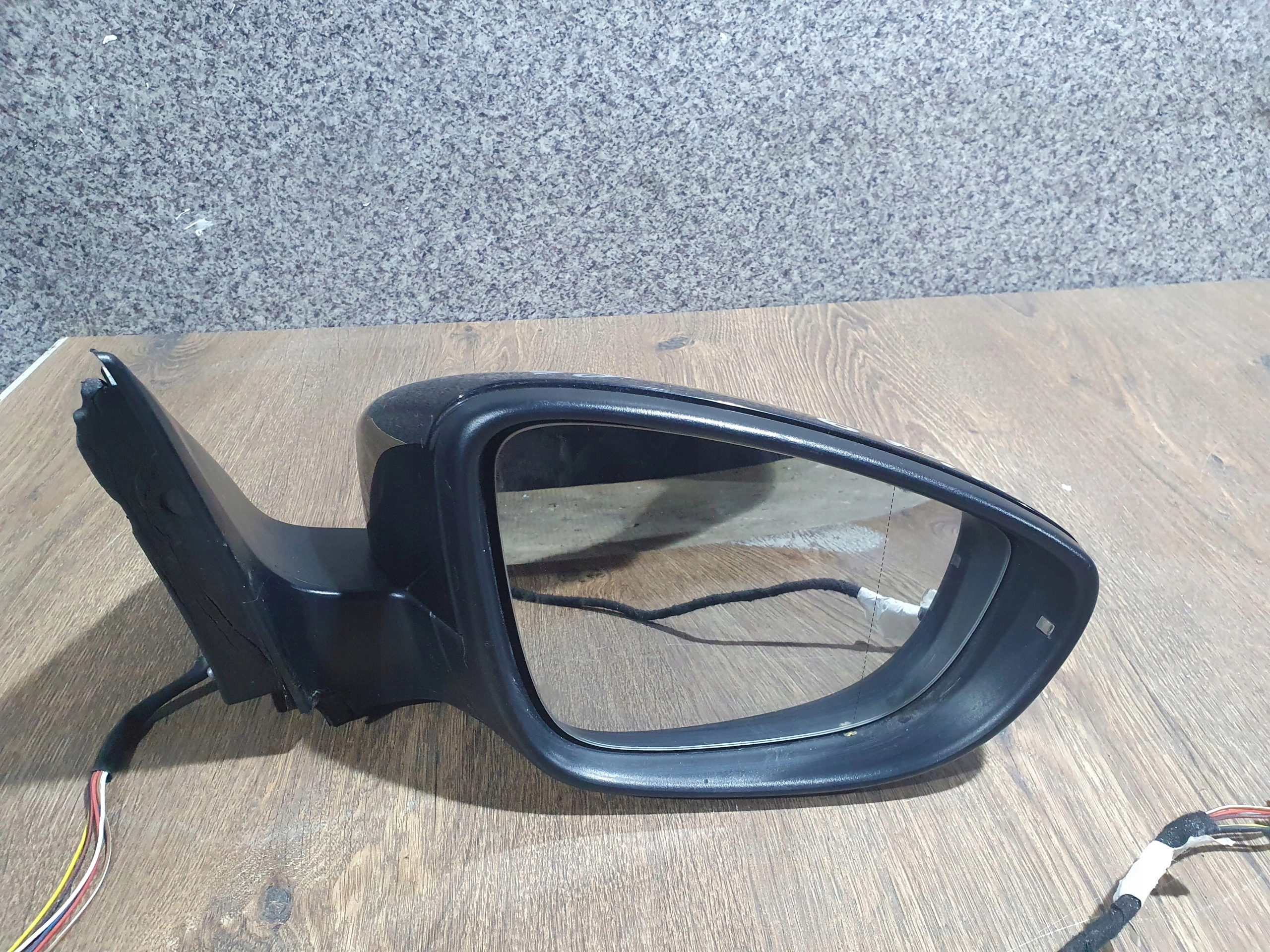 VW JETTA 5C 010- PRAVE ZRKADLO 7 PIN