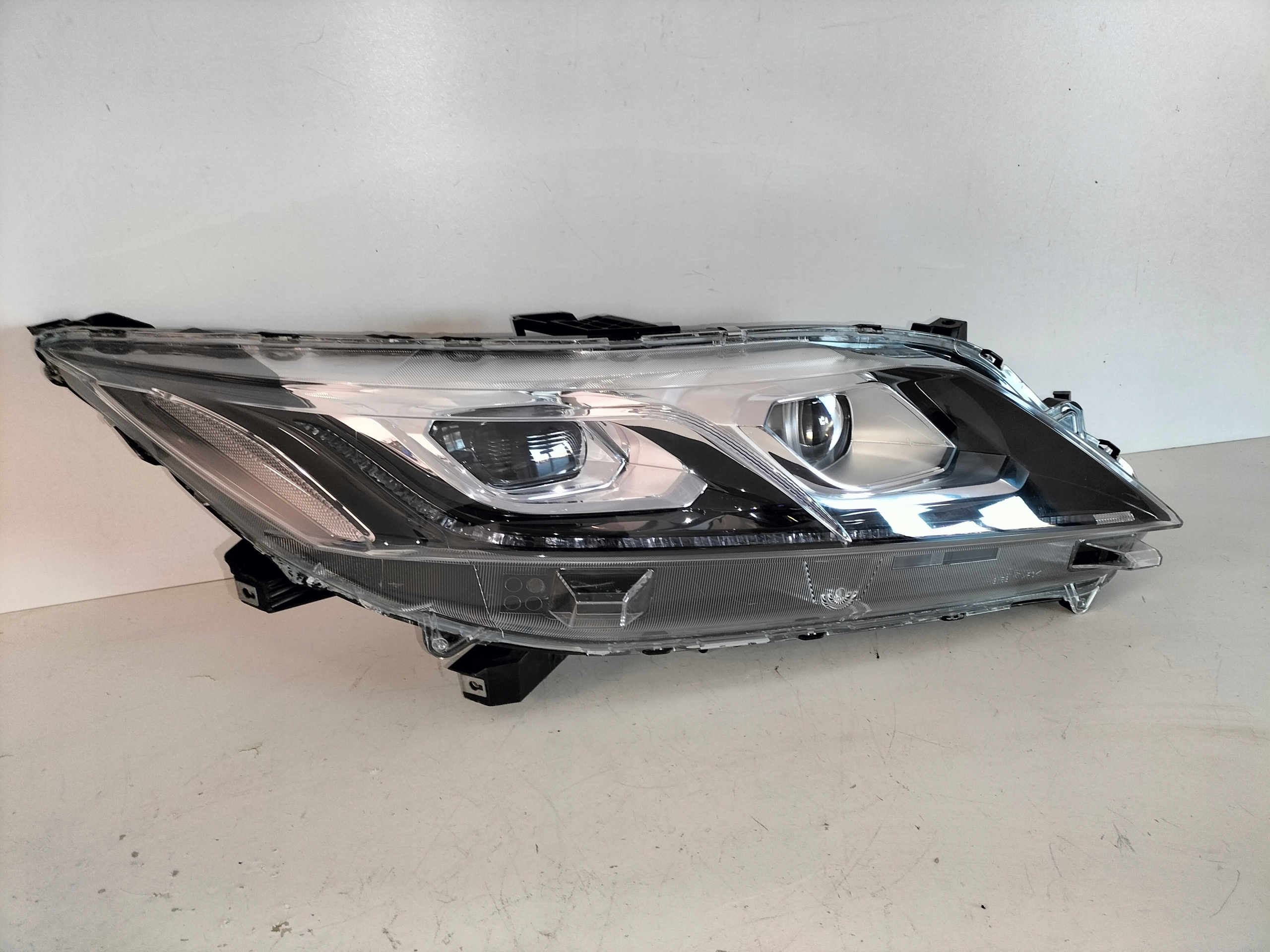 PRAVE PREDNE SVETLO MITSUBISHI ECLIPSE CROSS 17- FULL LED