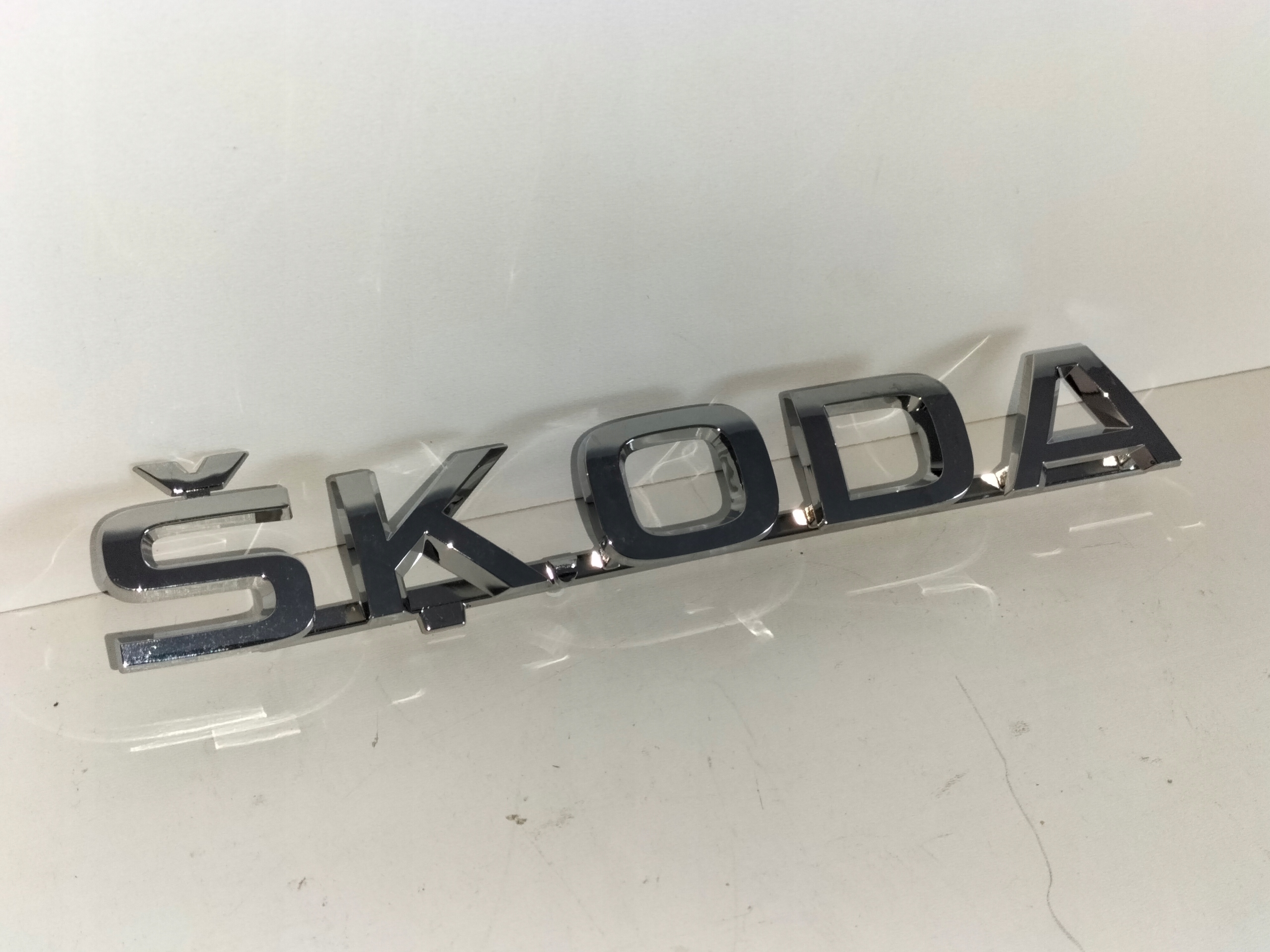 ZNAK EMBLEM LOGO ZADNEJ KAPOTY SKODA