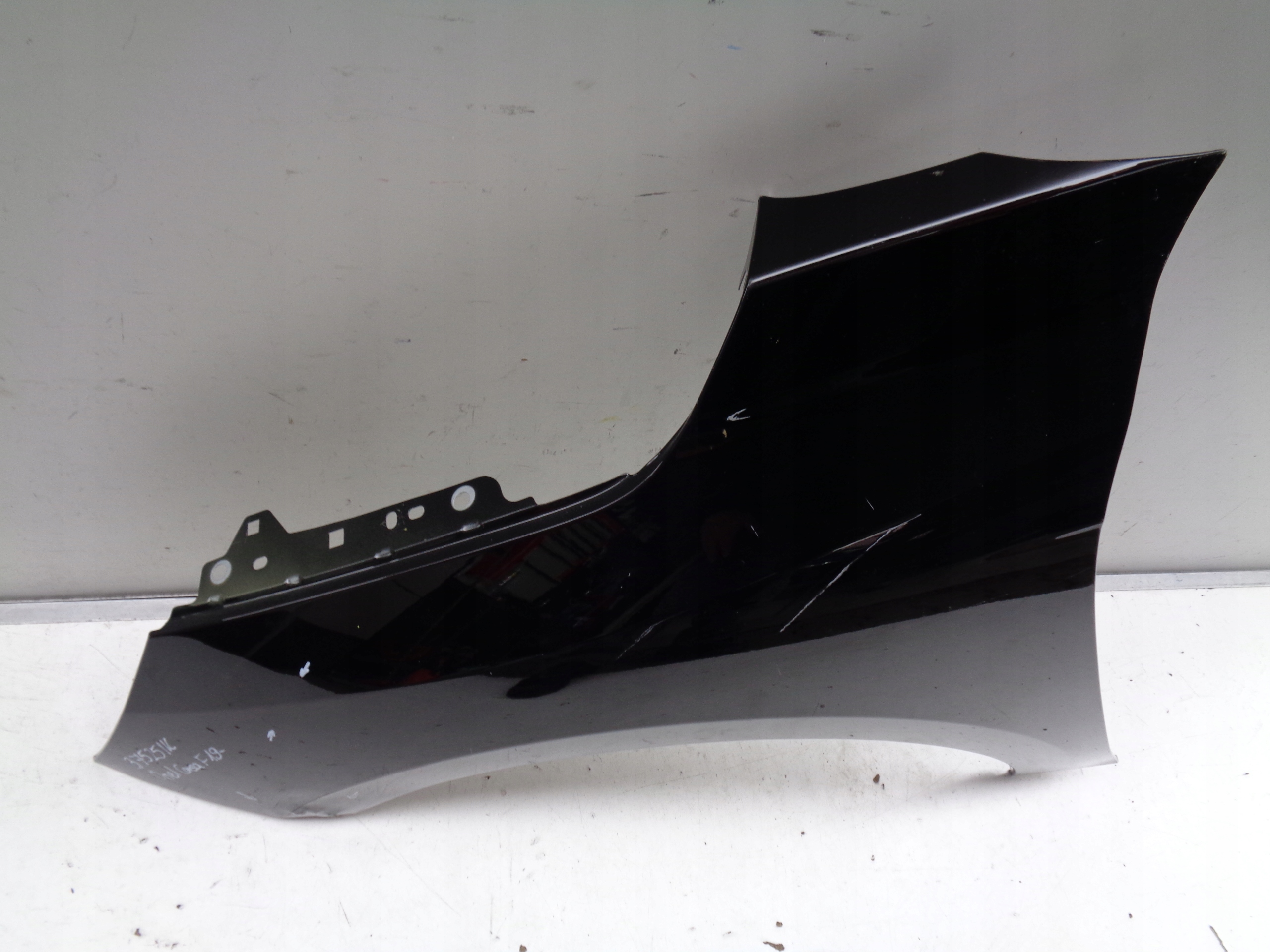 ĽAVÝ PREDNÝ BLATNÍK OPEL CORSA F 19- NR 37525