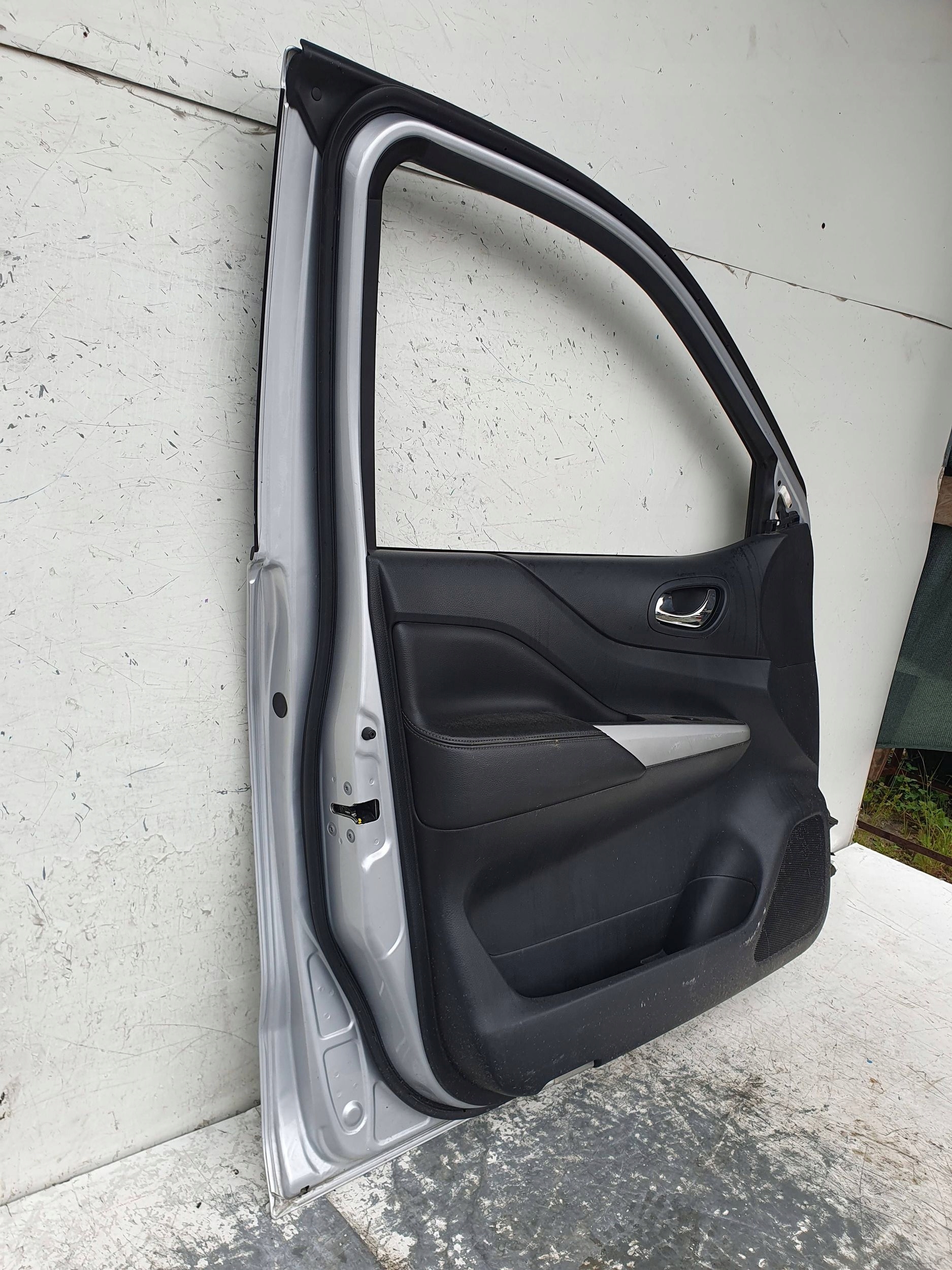 Nissan Navara D23 LAVE PREDNE DVERE LAVY