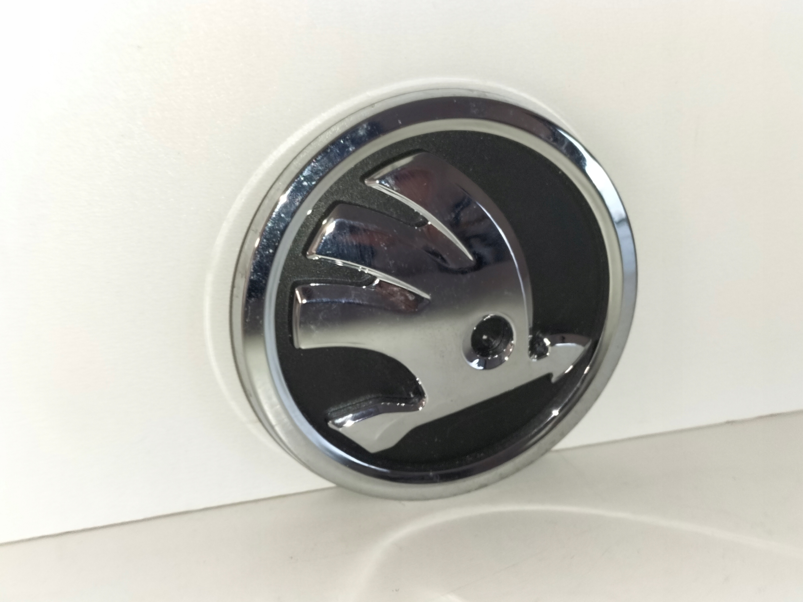ZNAK EMBLEM logo ZADNEJ KAPOTY SKODA FABIA II LIFT 10-