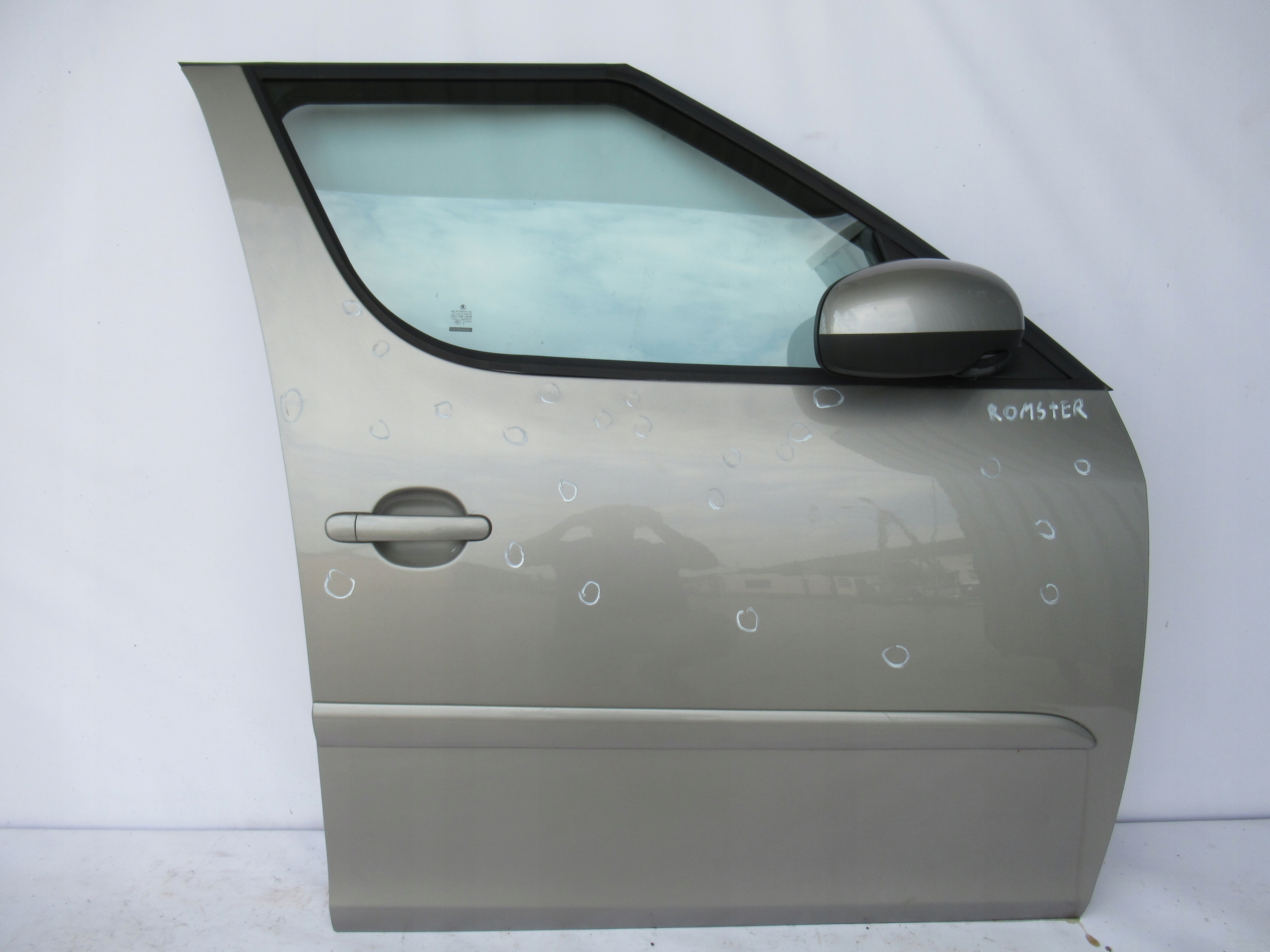 PRAVÉ PREDNÉ DVERE SKODA ROOMSTER