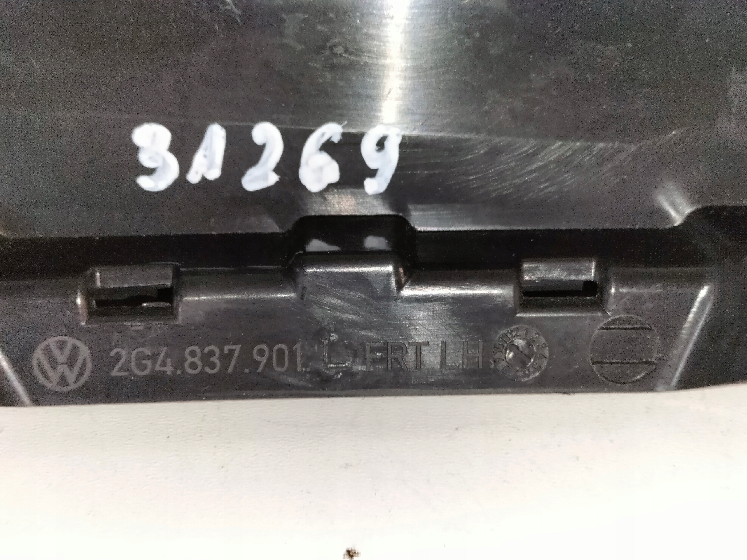 LIŠTA ĽAVÝCH PREDNÝCH DVERÍ VW TAIGO 21-