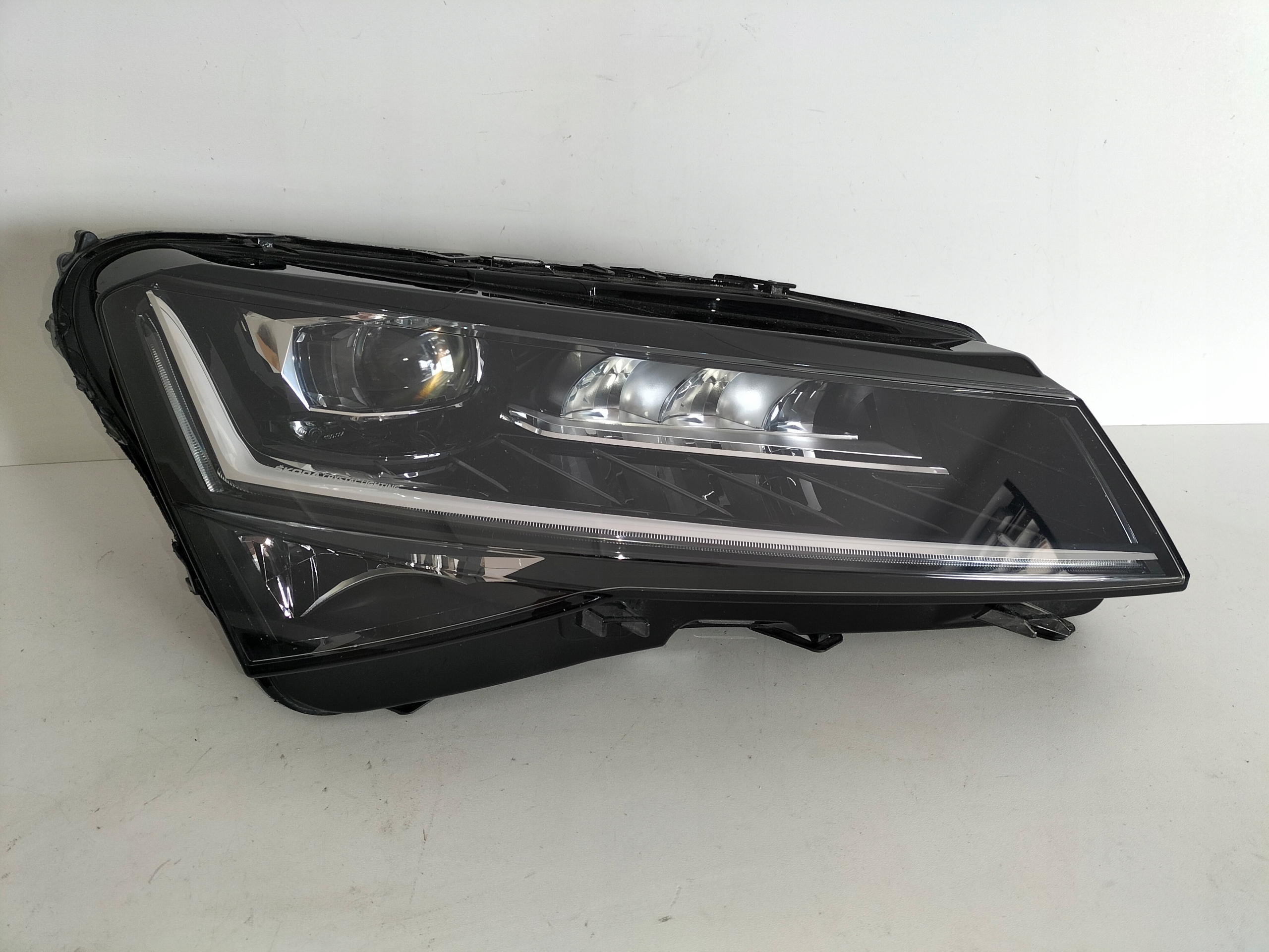 PRAVE PREDNE SVETLO SKODA SUPERB III LIFT 19- CRYSTAL LIGHTING