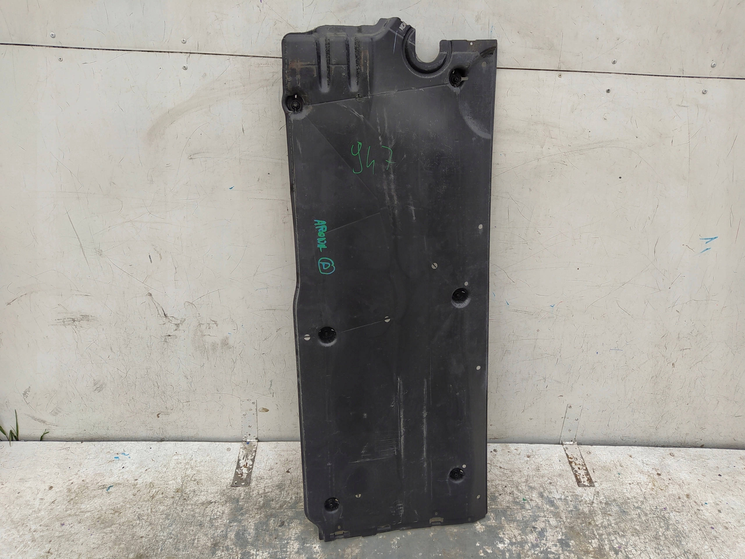SEAT ARONA KRYT PODVOZKU LAVY 2Q0825201B