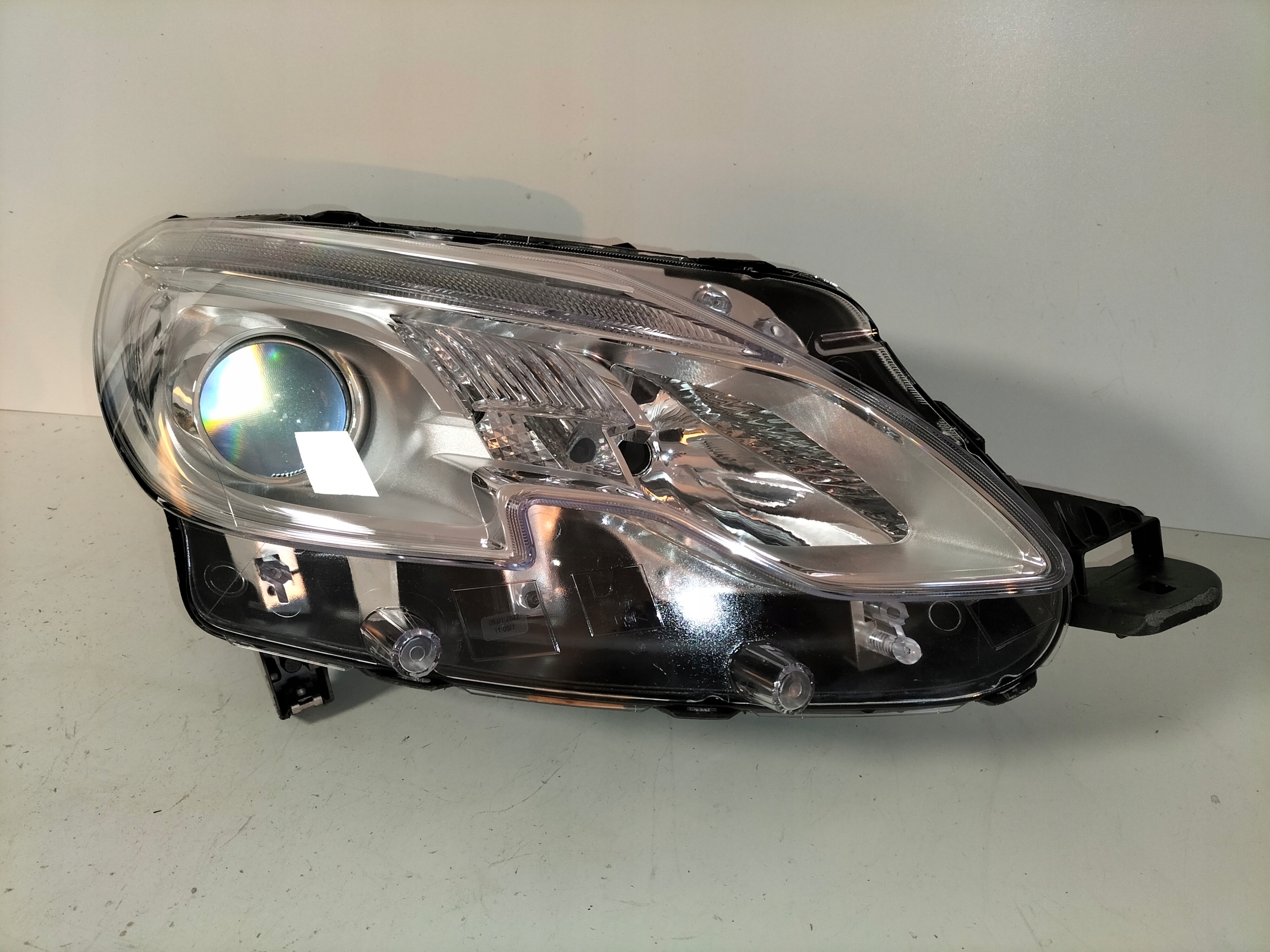 PRAVE PREDNE SVETLO PEUGEOT 2008 13-16