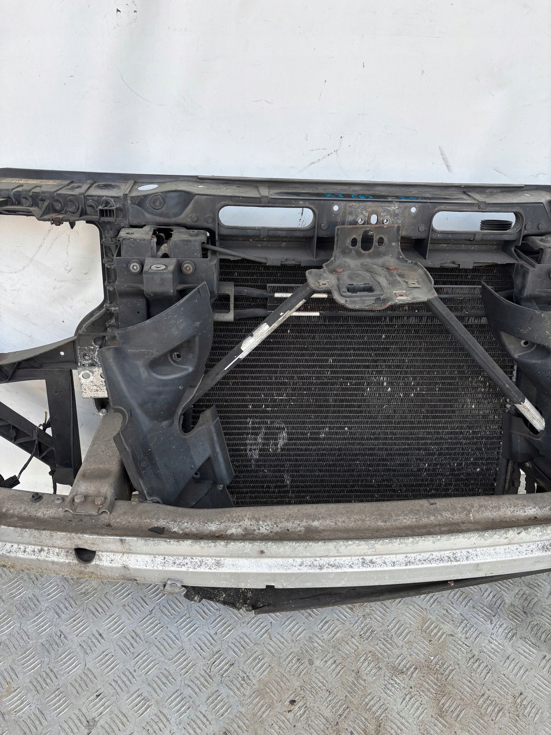 PREDNÉ PÁS  VÝSTUHA CHLADIČE BMW X3 E83 3.0i
