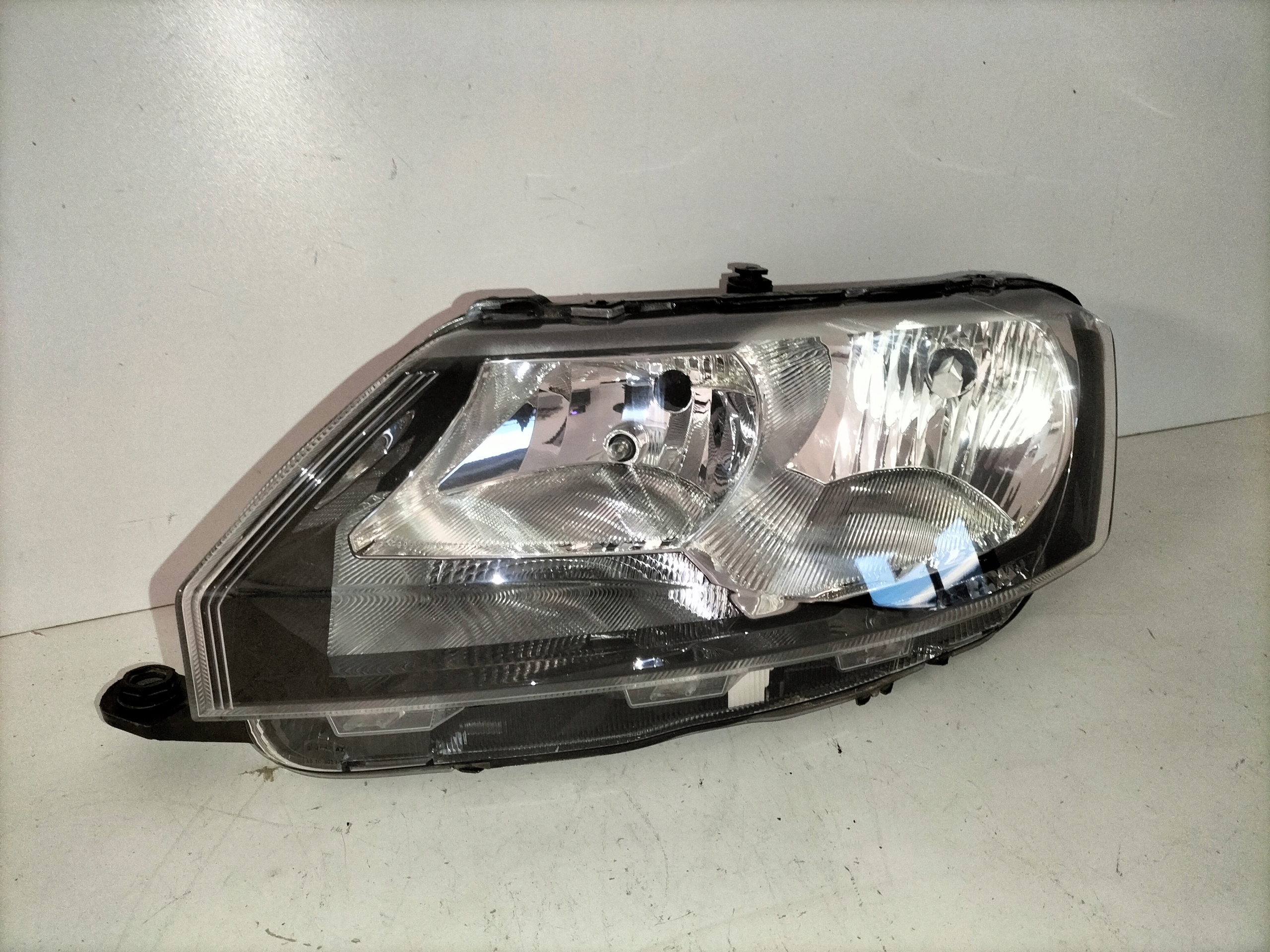 LAVE PREDNE SVETLO SKODA RAPID 12-17