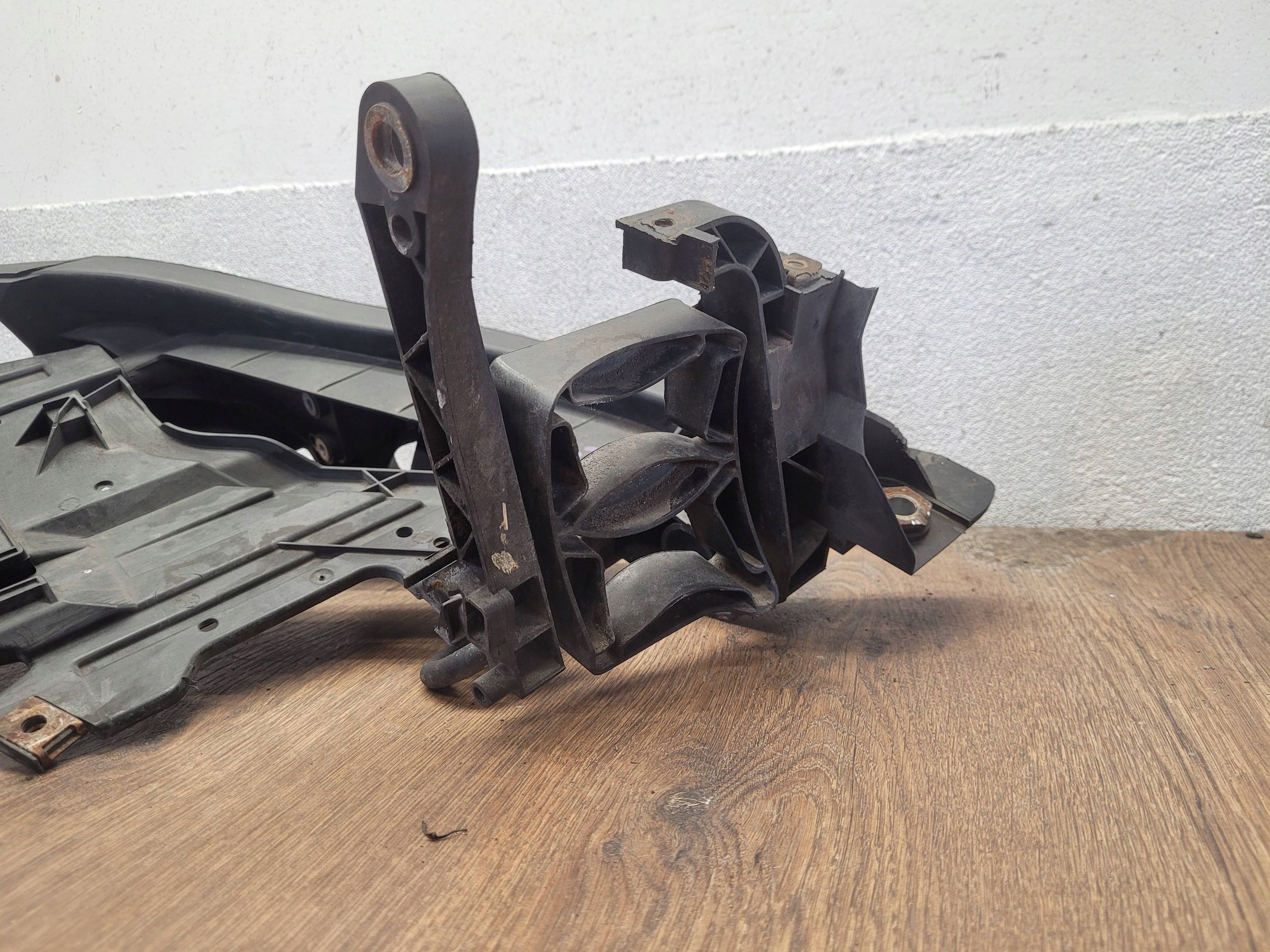 Audi A4 S4 B8 8K 08-011 8K0805607A DRŽIAK POD SVETLO  LAVY