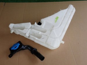 AUDI Q7 NÁDOBKA OSTREKOVAČOV AUDI Q7 NÁDOBKA OSTREKOVAČOV