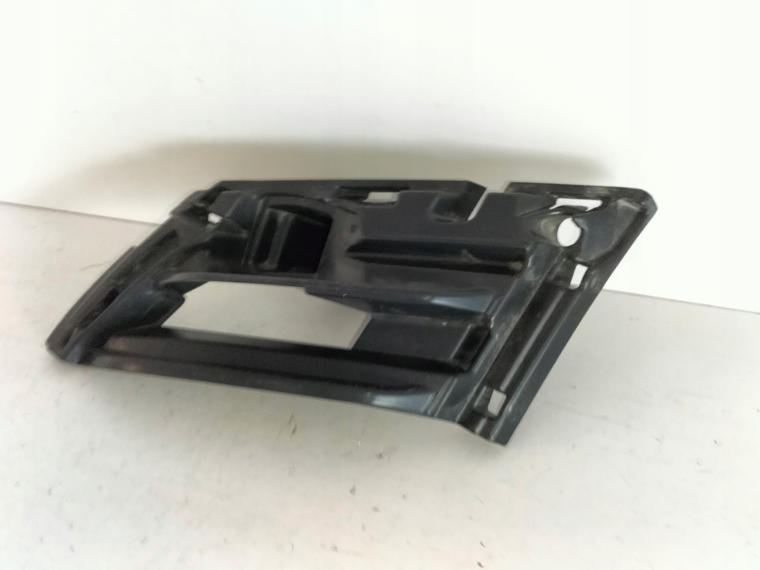 PRAVÝ DRŽIAK MASKY SKODA OCTAVIA III LIFT 17-