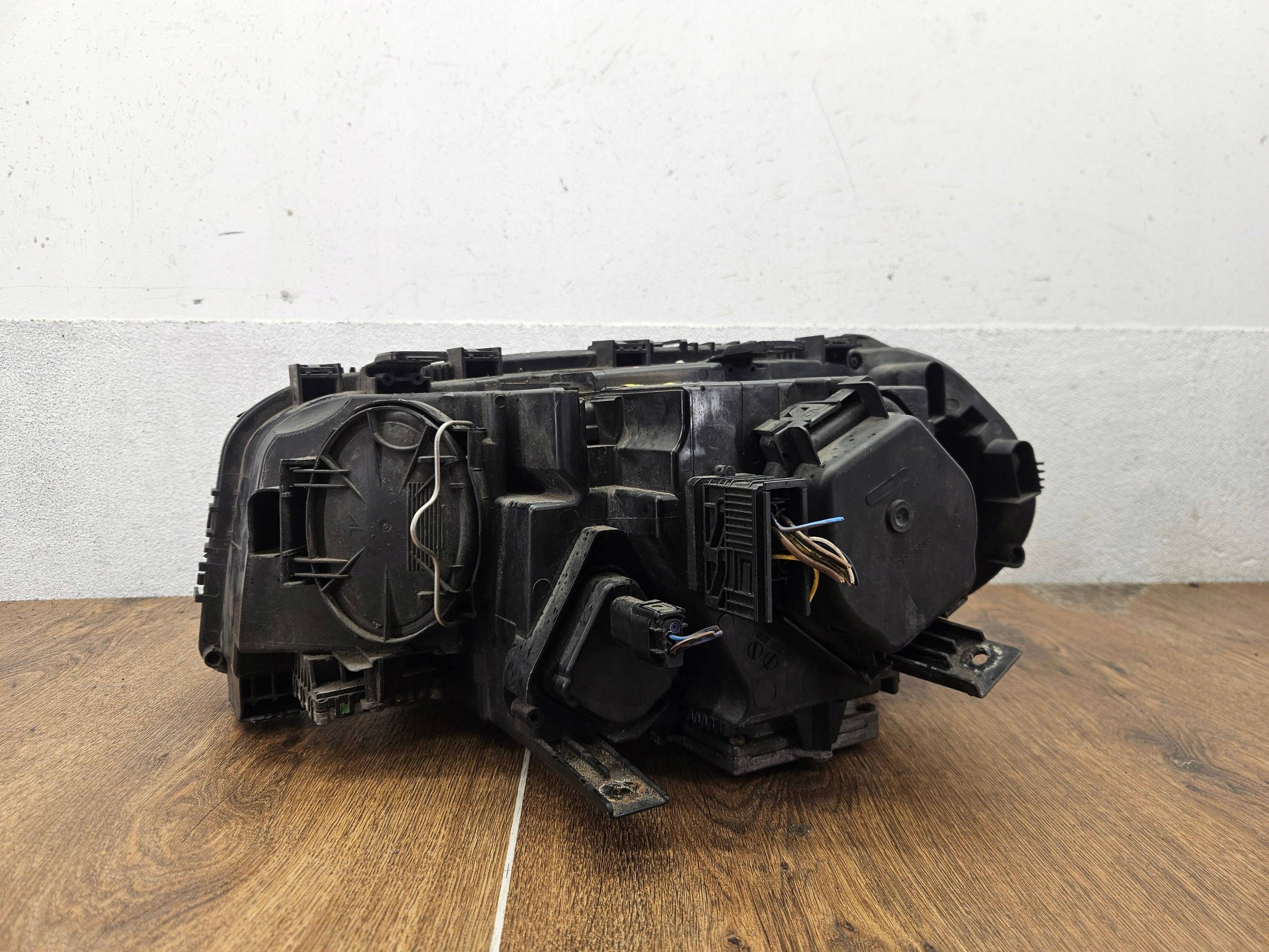BMW X3 E83 XENON NATAČACI DYNAMIC PRAVÉ PREDNÉ SVETLO