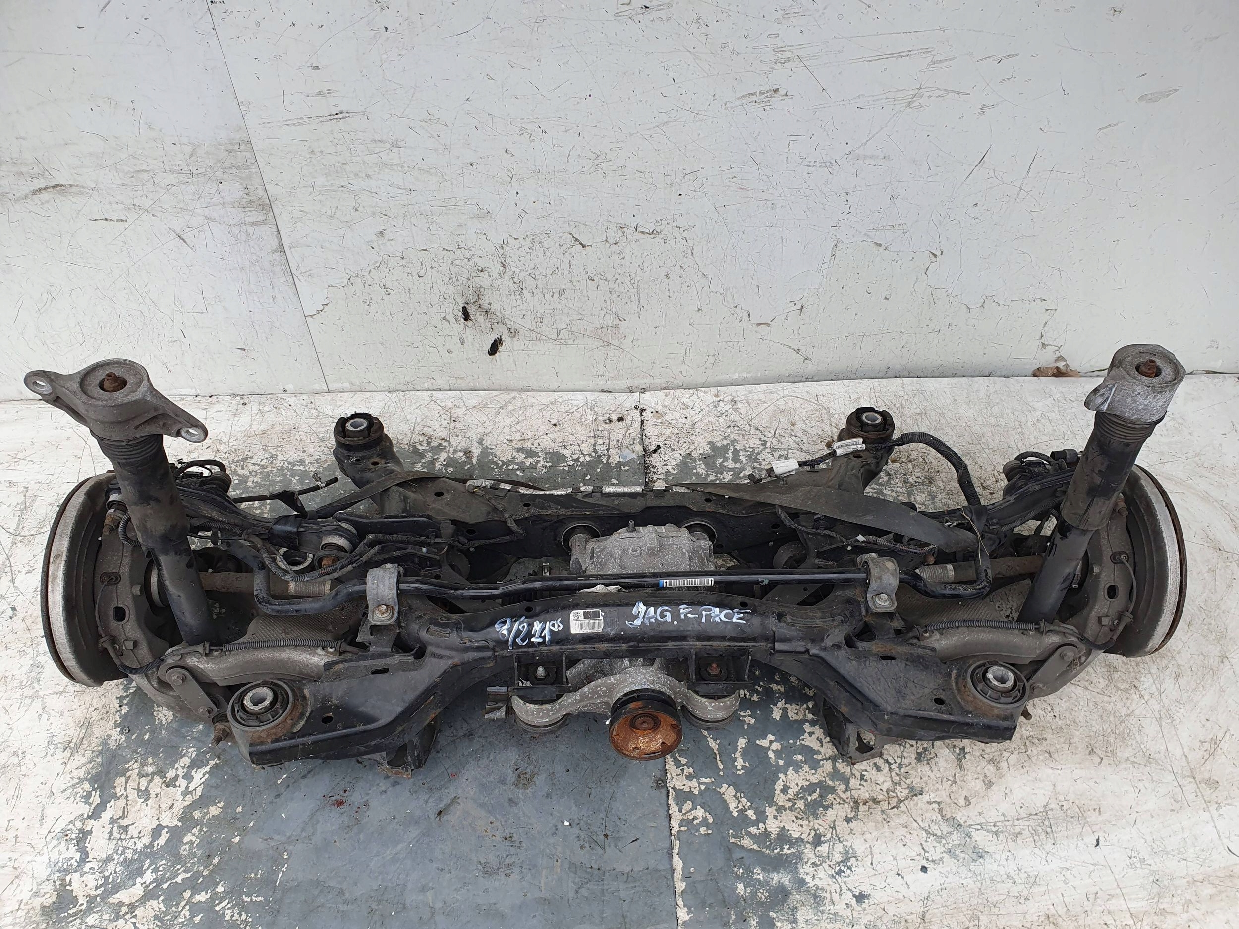 Jaguar F-Pace 2,0 d HK83-4A213-FE ZADNA NAPRAVA most