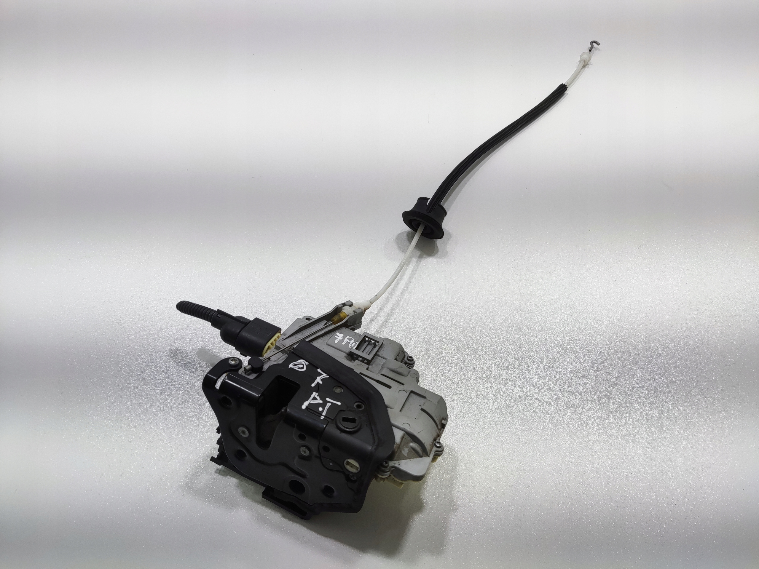 ZAMOK PRAVYCH ZADNYCH DVERI AUDI Q7 I 4L 3C4839016A 2005-2009