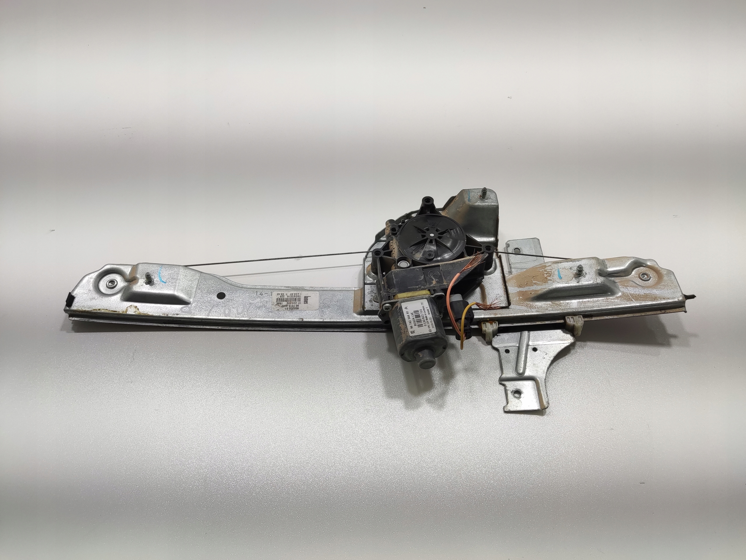 ĽAVÝ PREDNÝ MECHANIZMUS SŤAHOVANIA OKNA PEUGEOT 208 I 9673154480 12-19