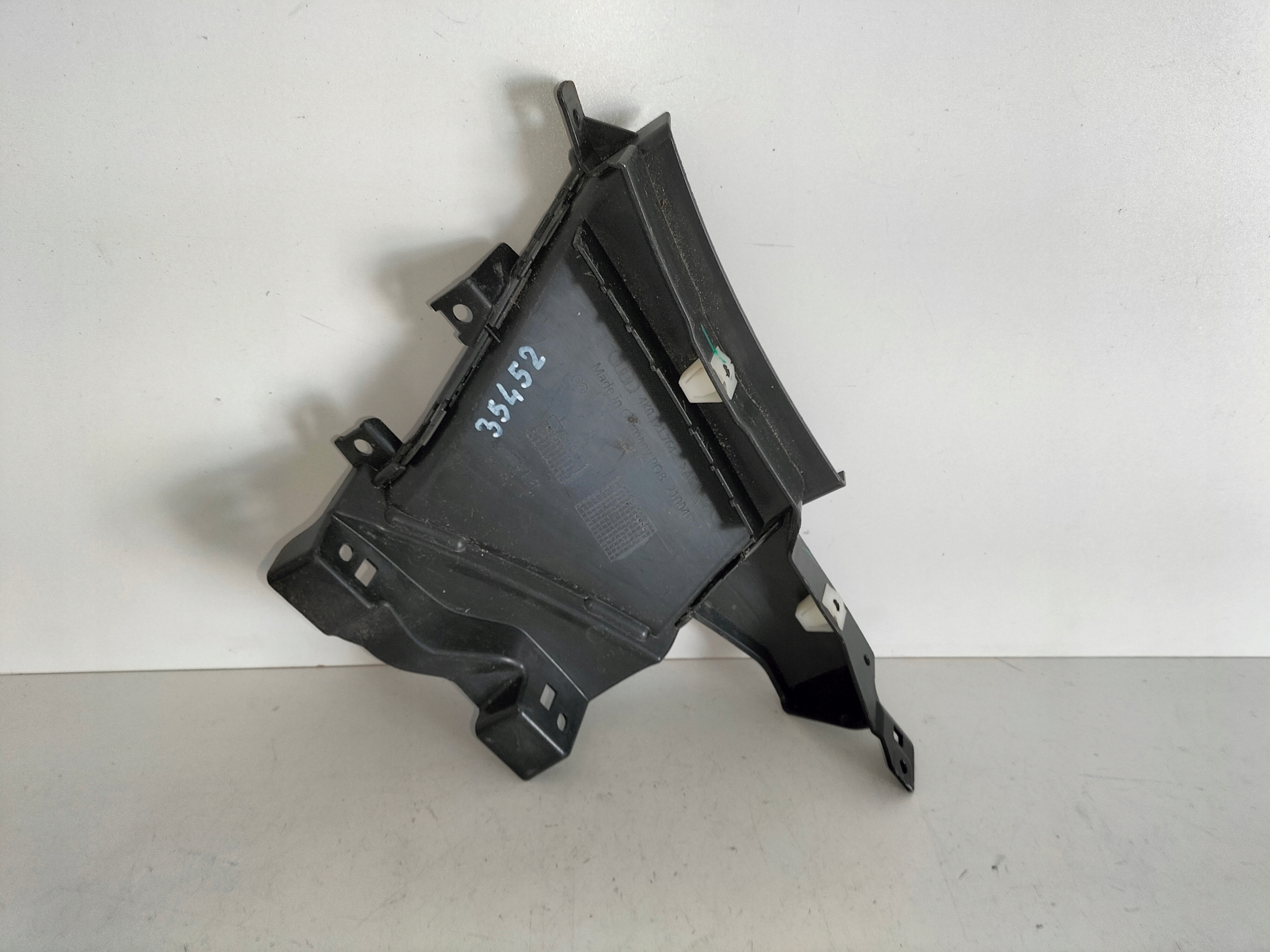 PRAVÉ NASÁVANIE VZDUCHU V PREDNOM NÁRAZNÍKU AUDI A6 C8 18-