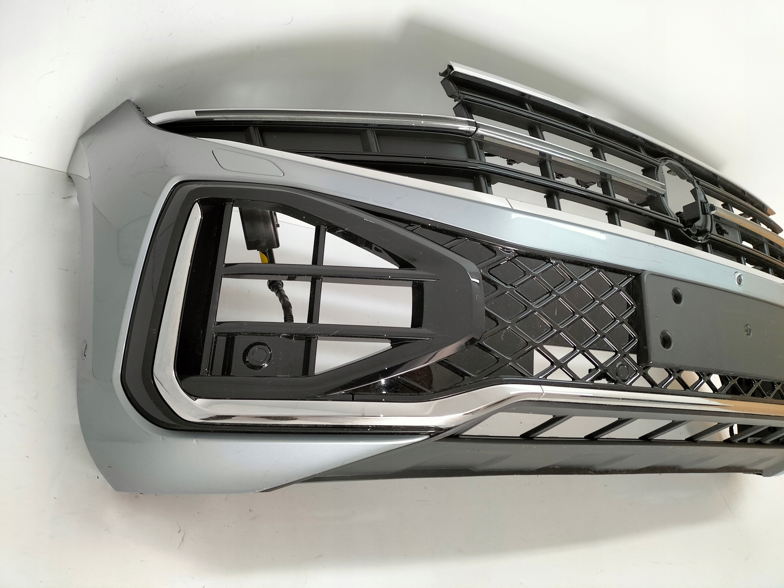 PREDNÝ NÁRAZNÍK VW TOUAREG III LIFT 23- R-LINE