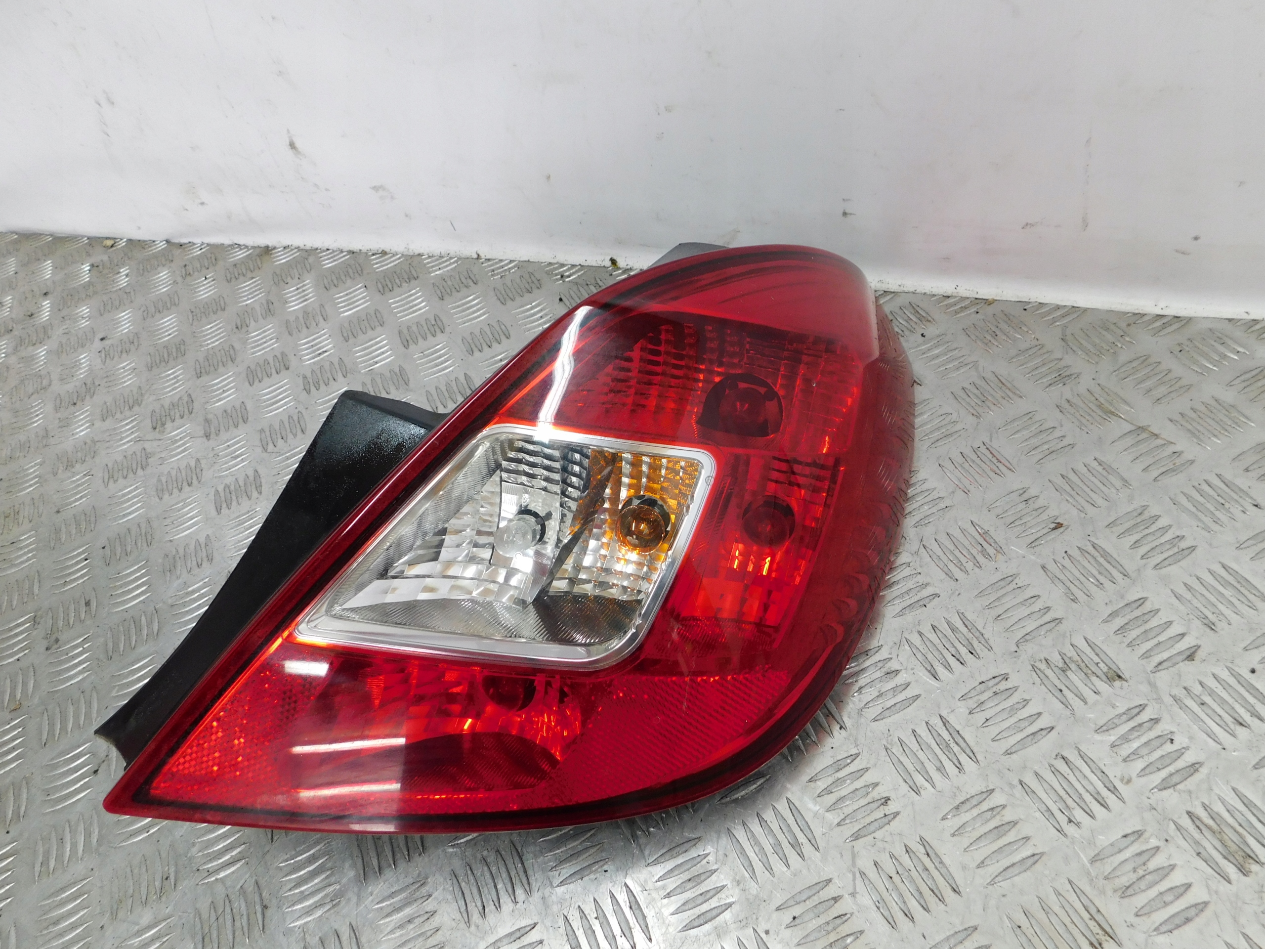 PRAVÉ ZADNÉ SVETLO OPEL CORSA D 5D LIFT