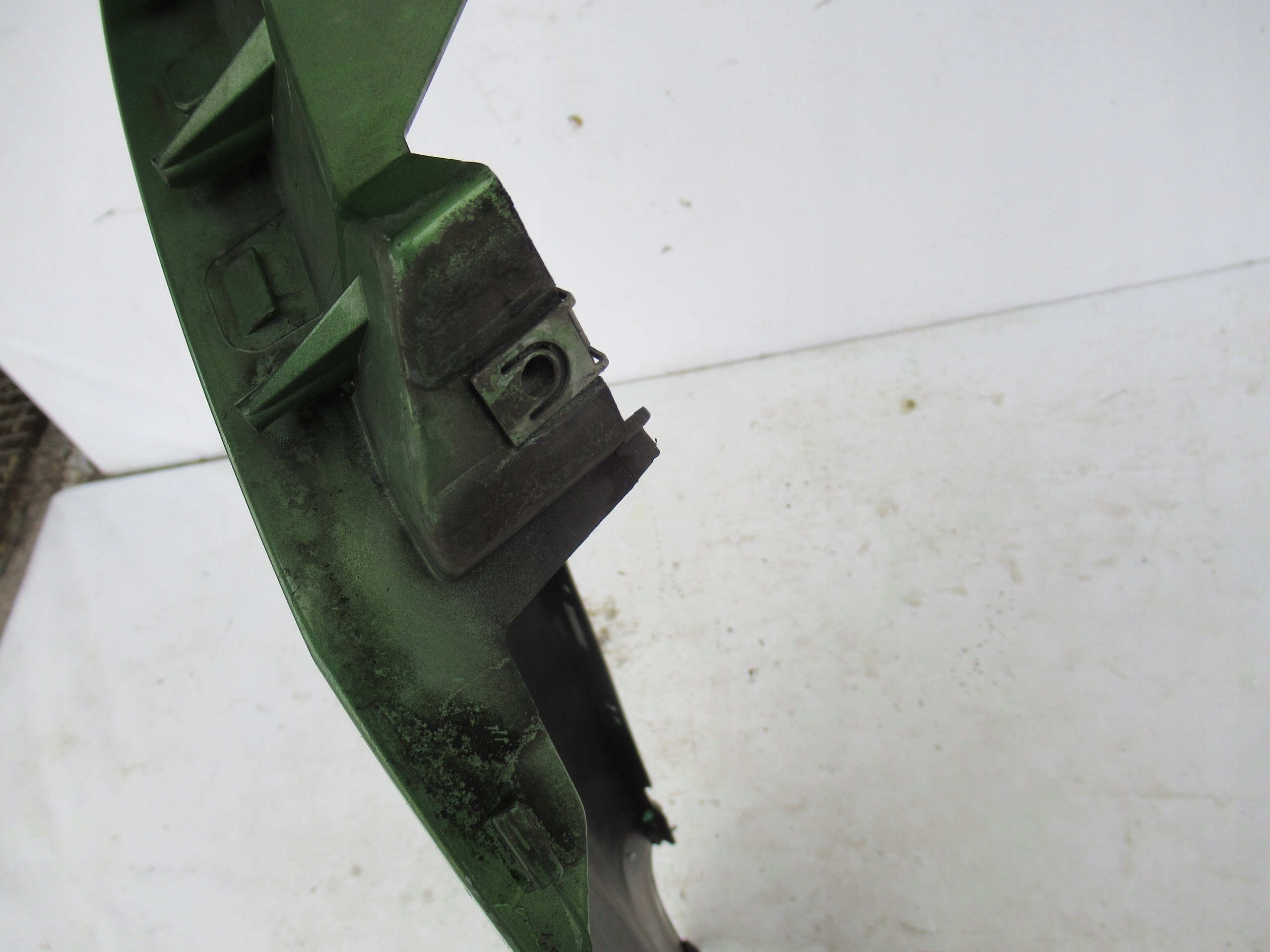 PRAVÝ PREDNÝ BLATNÍK RENAULT KANGOO 08-