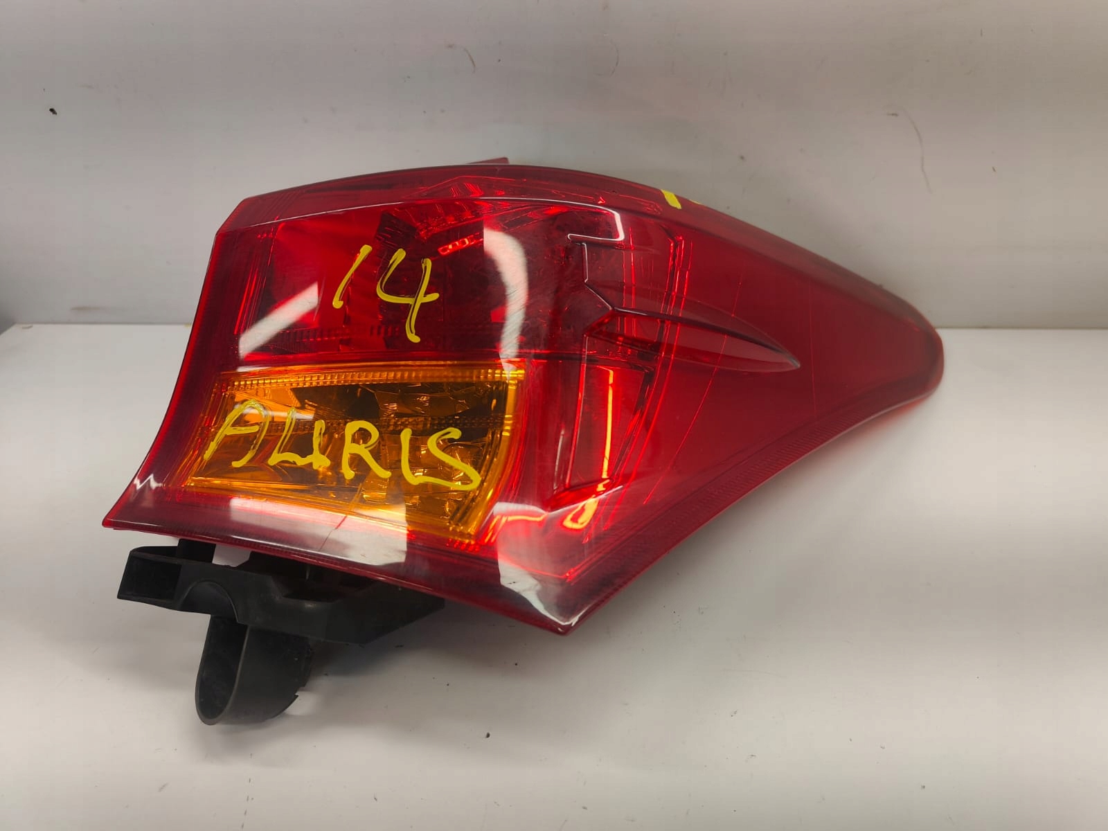 Toyota auris II 12-15 hb PRAVE ZADNE SVETLO ZADNA