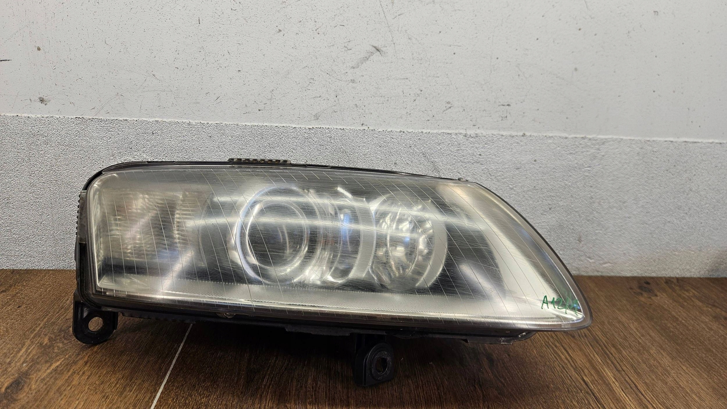 Audi A6 C6 4F 4f0941004 XENON NATACACI PREDNE SVETLO PRAVE ANGLICKA VERZIA