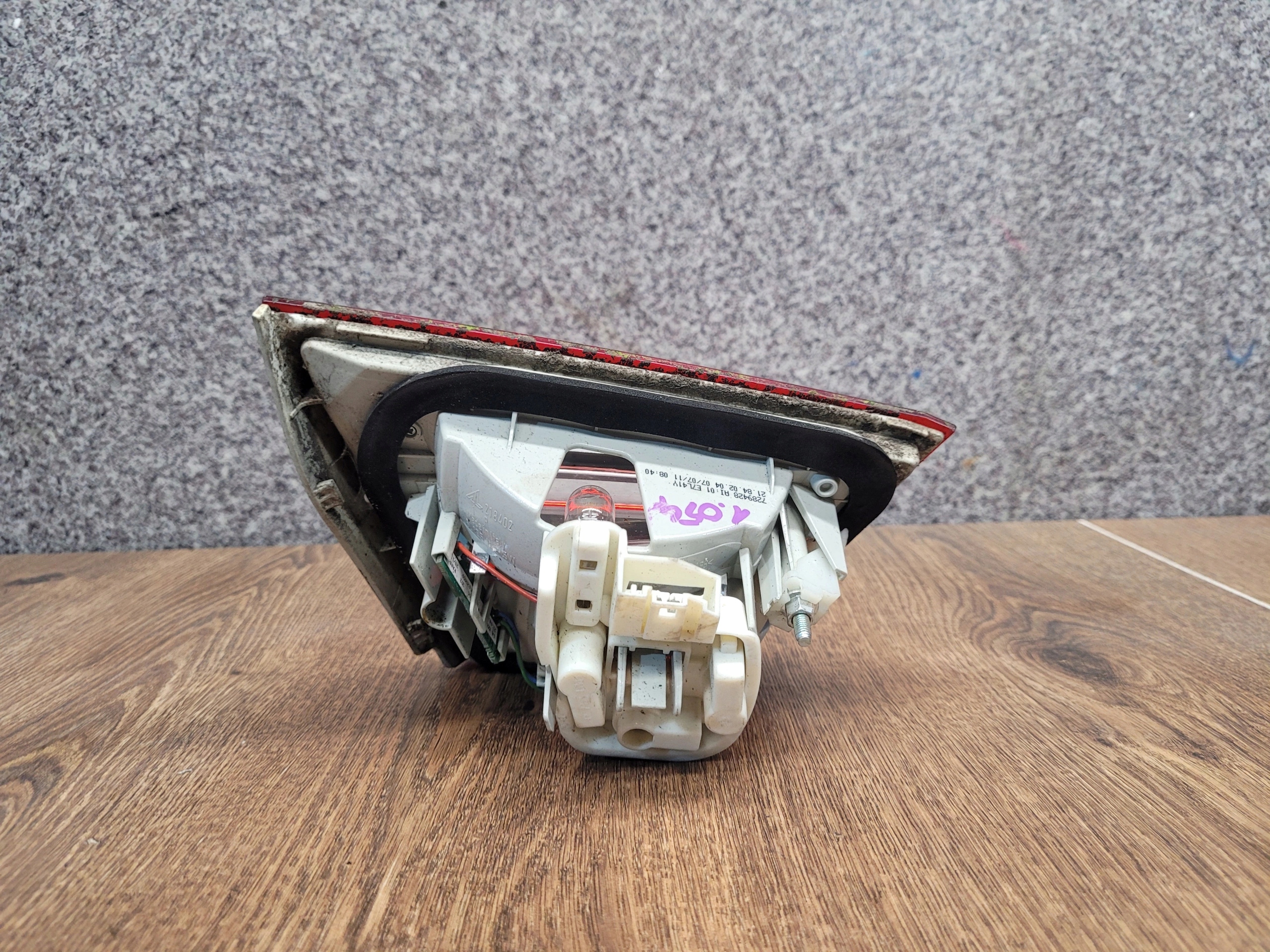 BMW 3 E90 LIFT PRAVÉ ZADNÉ SVETLO V KAPOTE 7289428