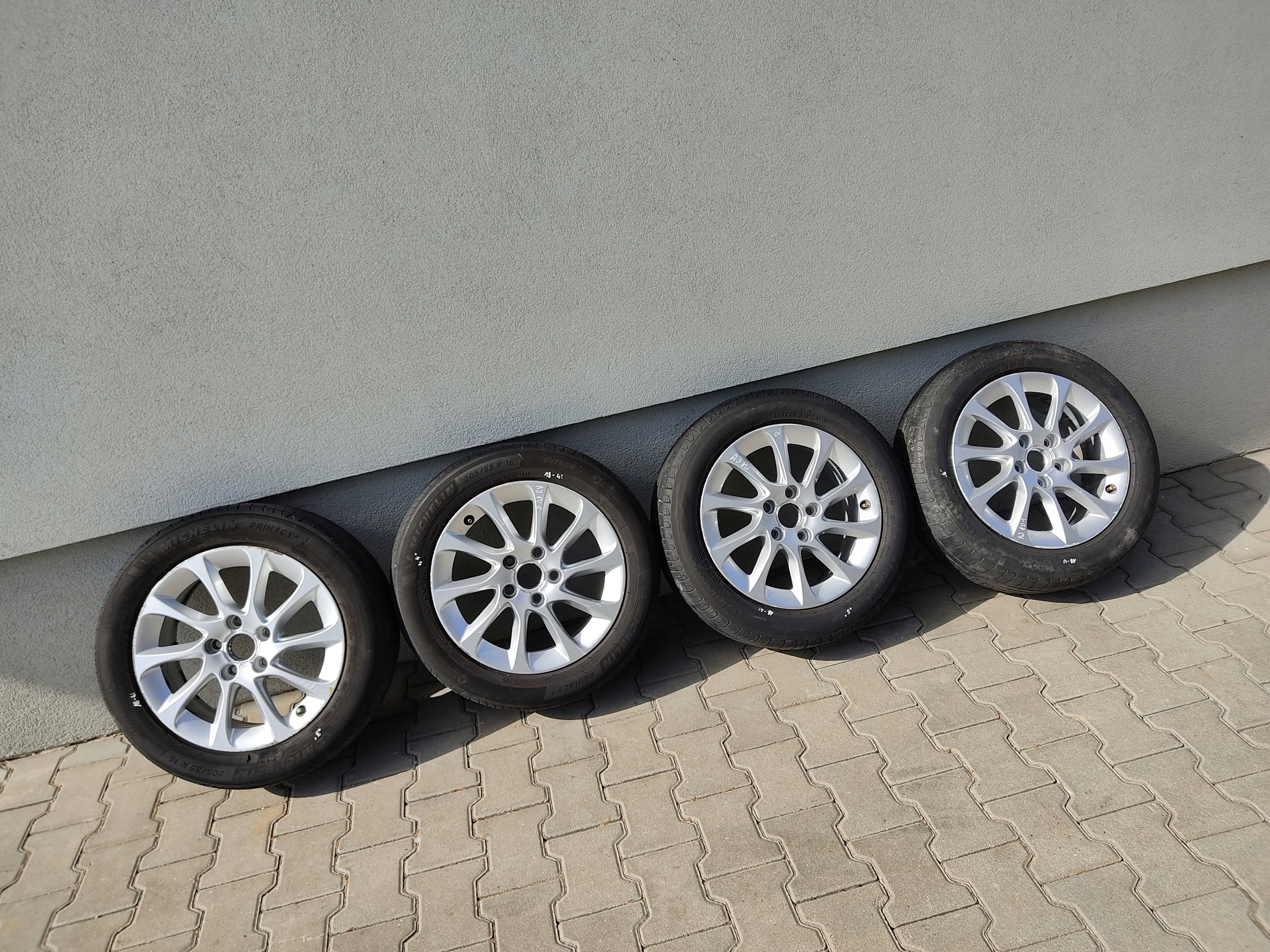 KOLESA LETNE PNEUMATIKY HLINIKOVE DISKY 16 AUDI A3 8V 5×112 6.5J 8V0601025BM