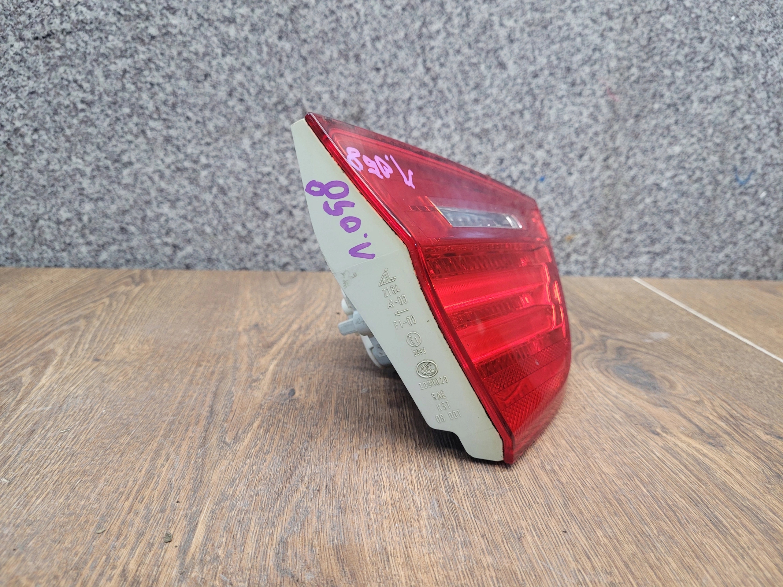 BMW 3 E90 LIFT ĽAVÉ ZADNÉ SVETLO V KAPOTE 7289427