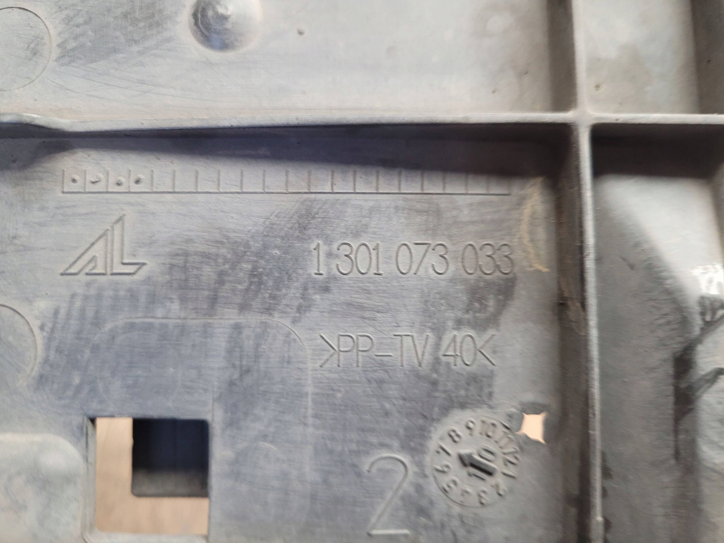 Audi A4 S4 B8 8K 08-011 8K0805607A DRŽIAK POD SVETLO  LAVY