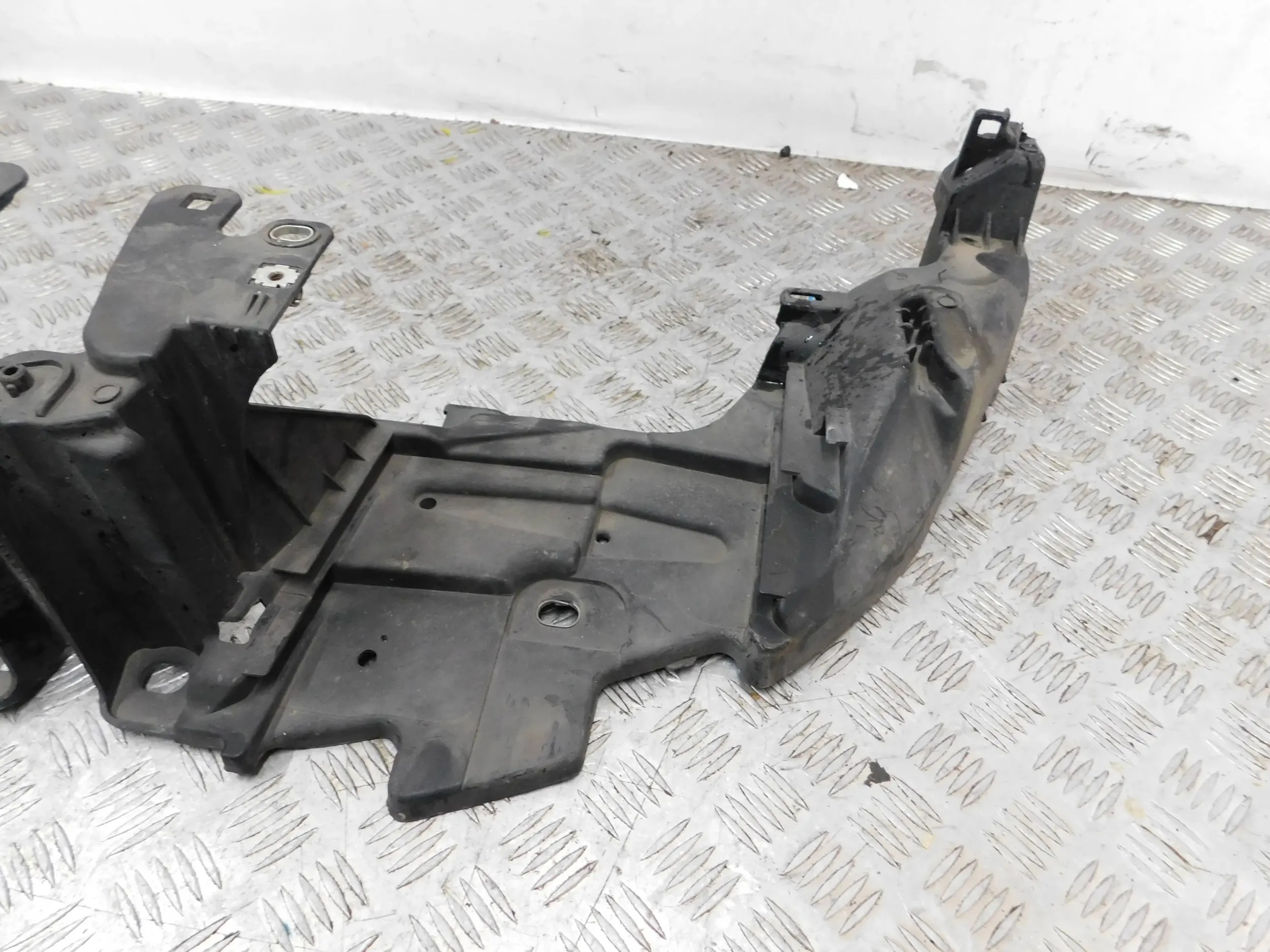 DRZIAK LAMPY OKULAR LAVA SVETLOA RENAULT MEGANE III 08-