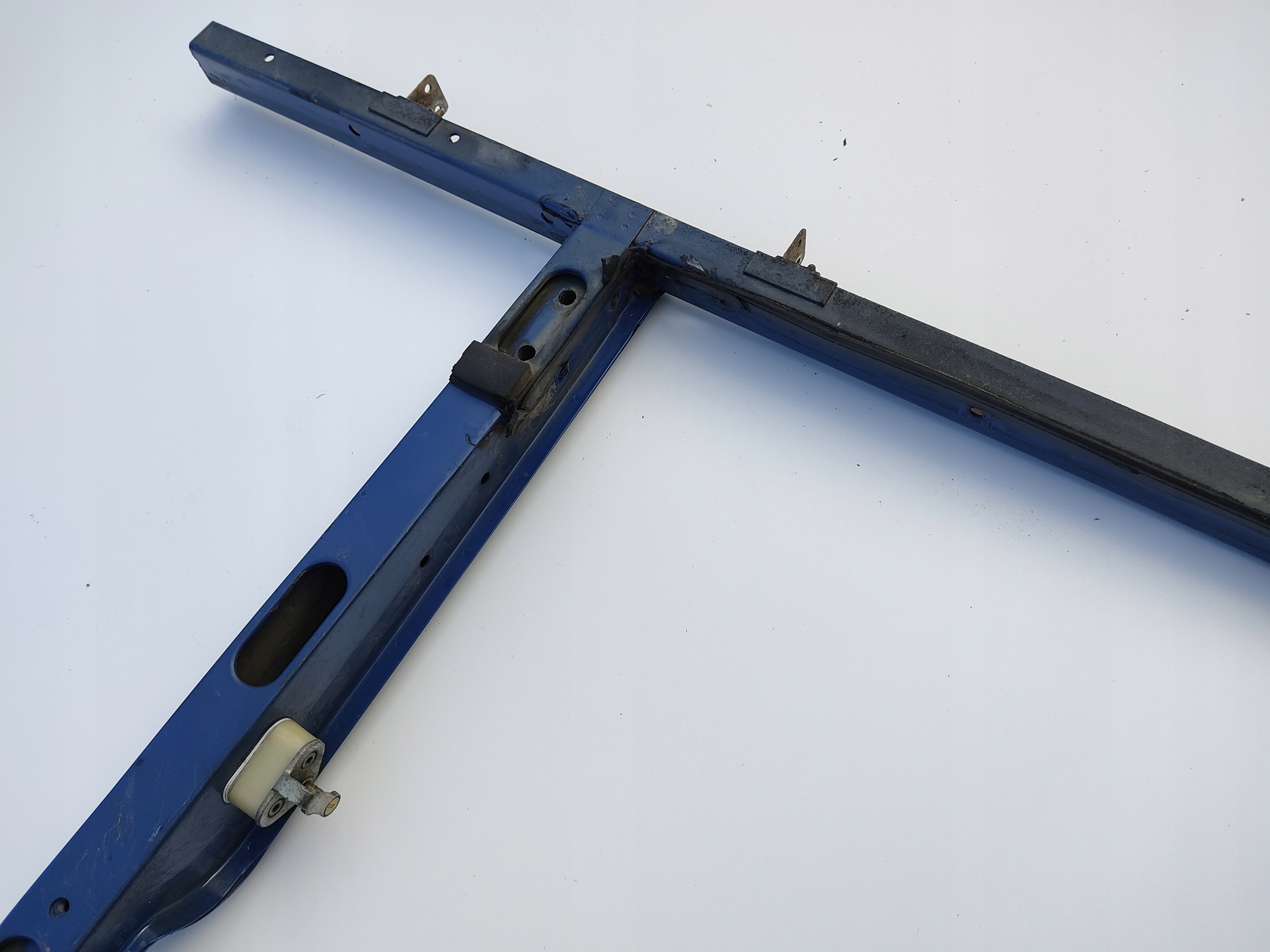 VÝSTUHA STĹPIK PRAVÝCH DVERÍ LAND ROVER DEFENDER 1999-2014