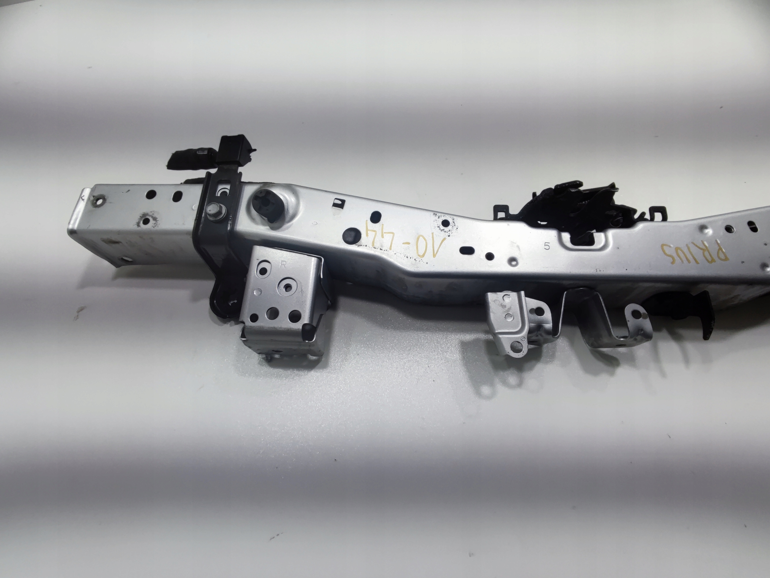 PREDNÉ PÁS CZOŁOWY VÝSTUHA HORNÁ TOYOTA PRIUS III 2009-2015