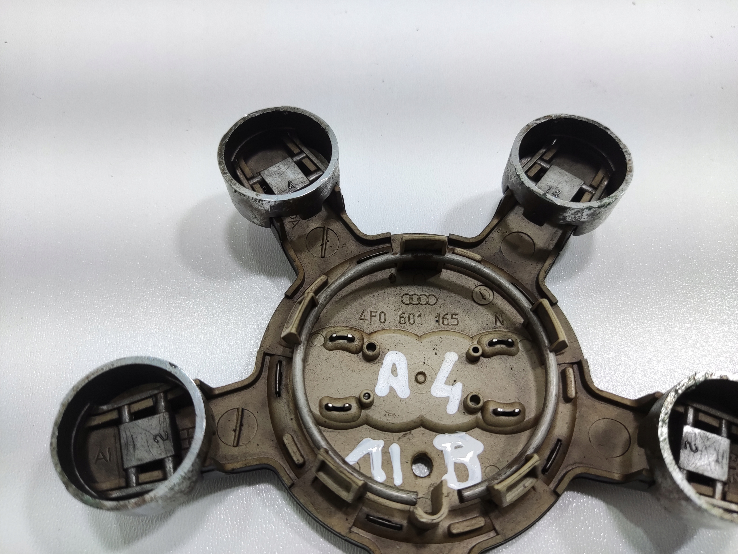ORIGINALNY PUKLICA HLINIKOVEHO DISKU AUDI A4 A5 Q5 I 4F0601165N