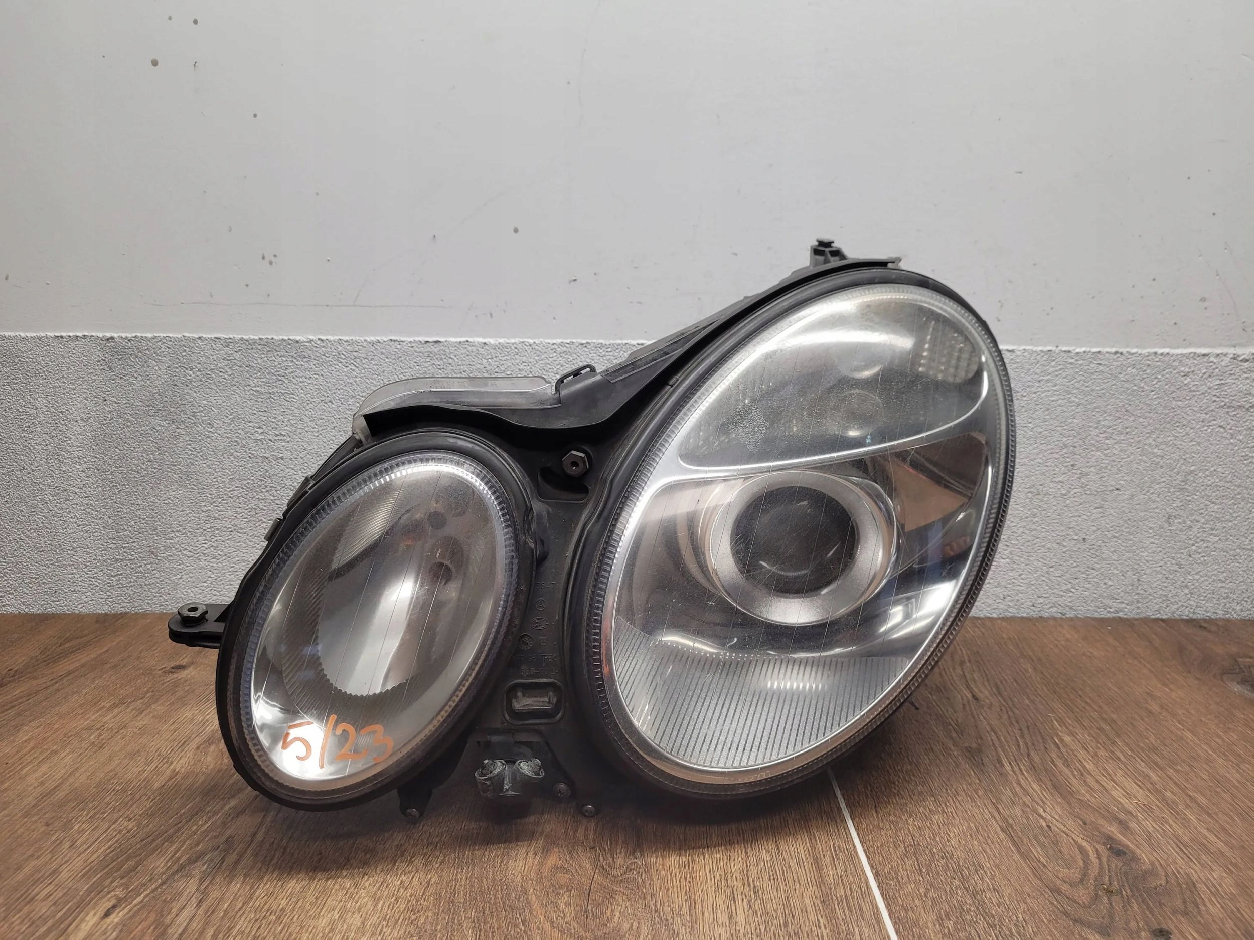 MERCEDES E W211 W 211 ĽAVÉ PREDNÉ SVETLO OBYČAJNÉ