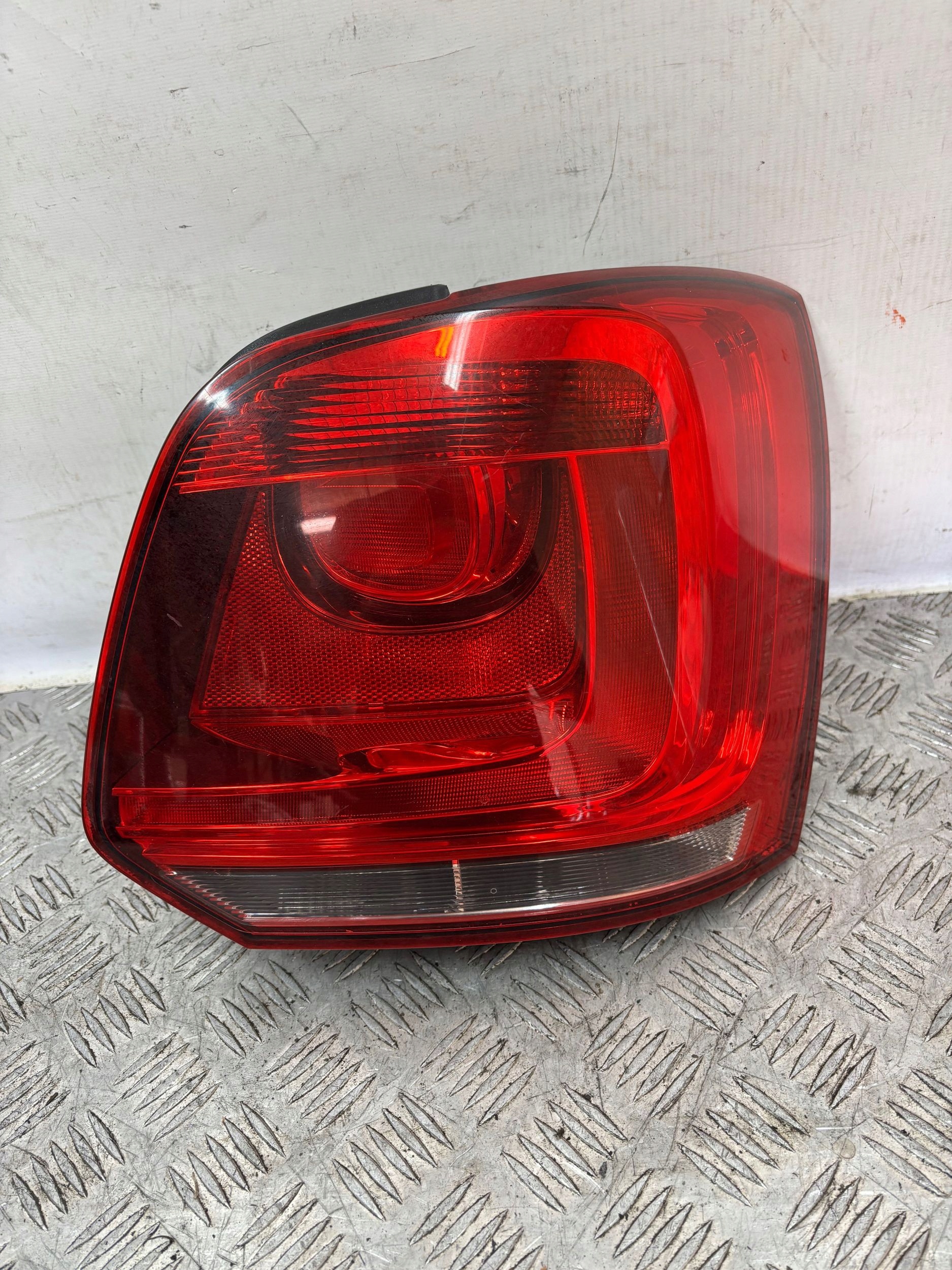 PRAVÉ ZADNÉ SVETLO VW POLO 6R 09-
