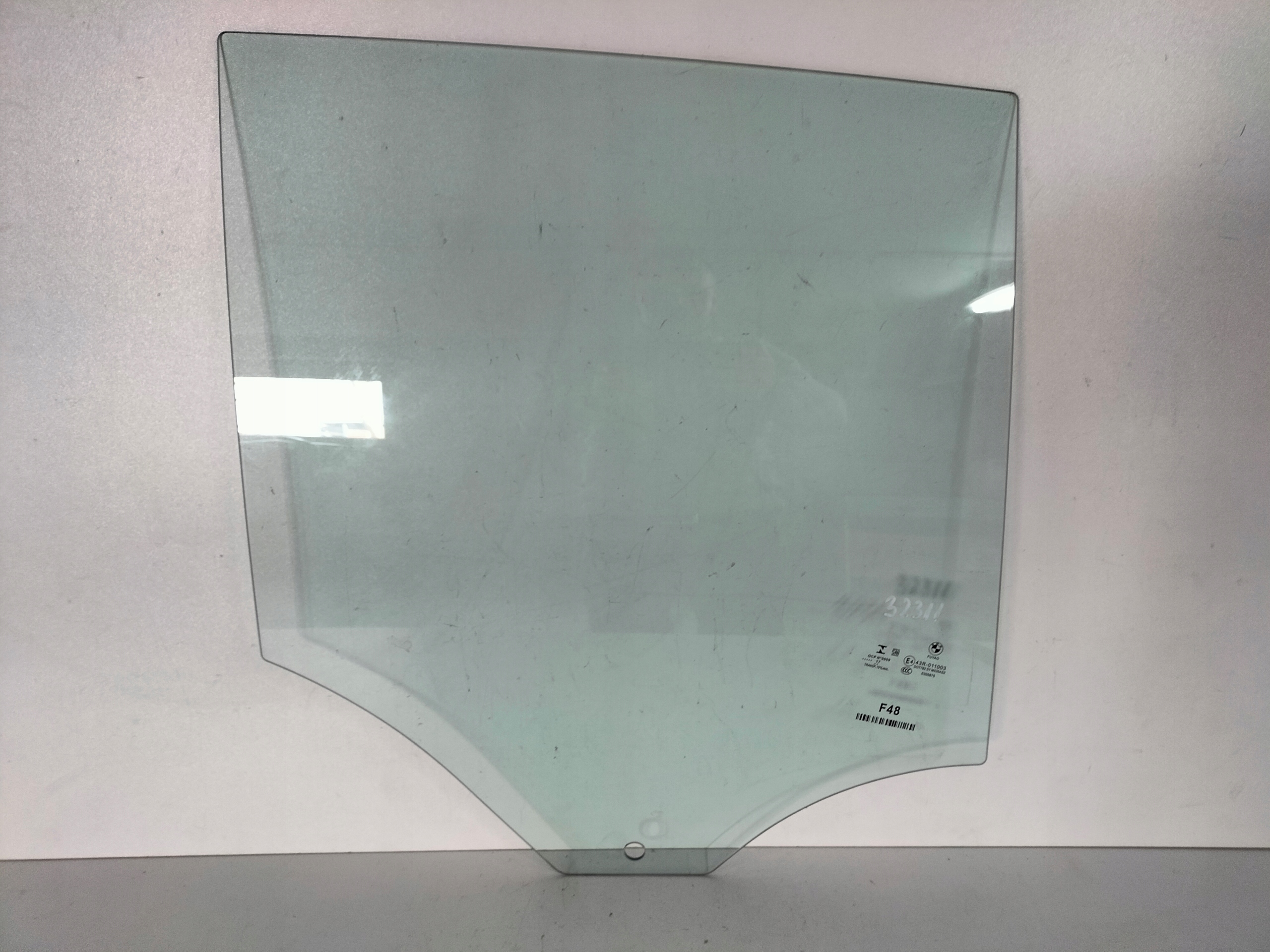 SKLO PRAVÝCH ZADNÝCH DVERÍ BMW X1 F48 15- FUYAO ROČNÍK 2017