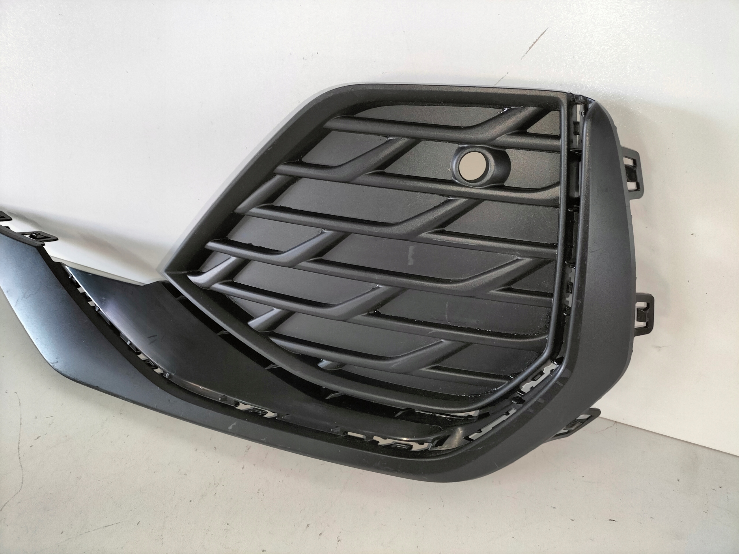 ĽAVÁ LIŠTA MRIEŽKA NÁRAZNÍKA AUDI A3 8Y LIFT 22- S-LINE