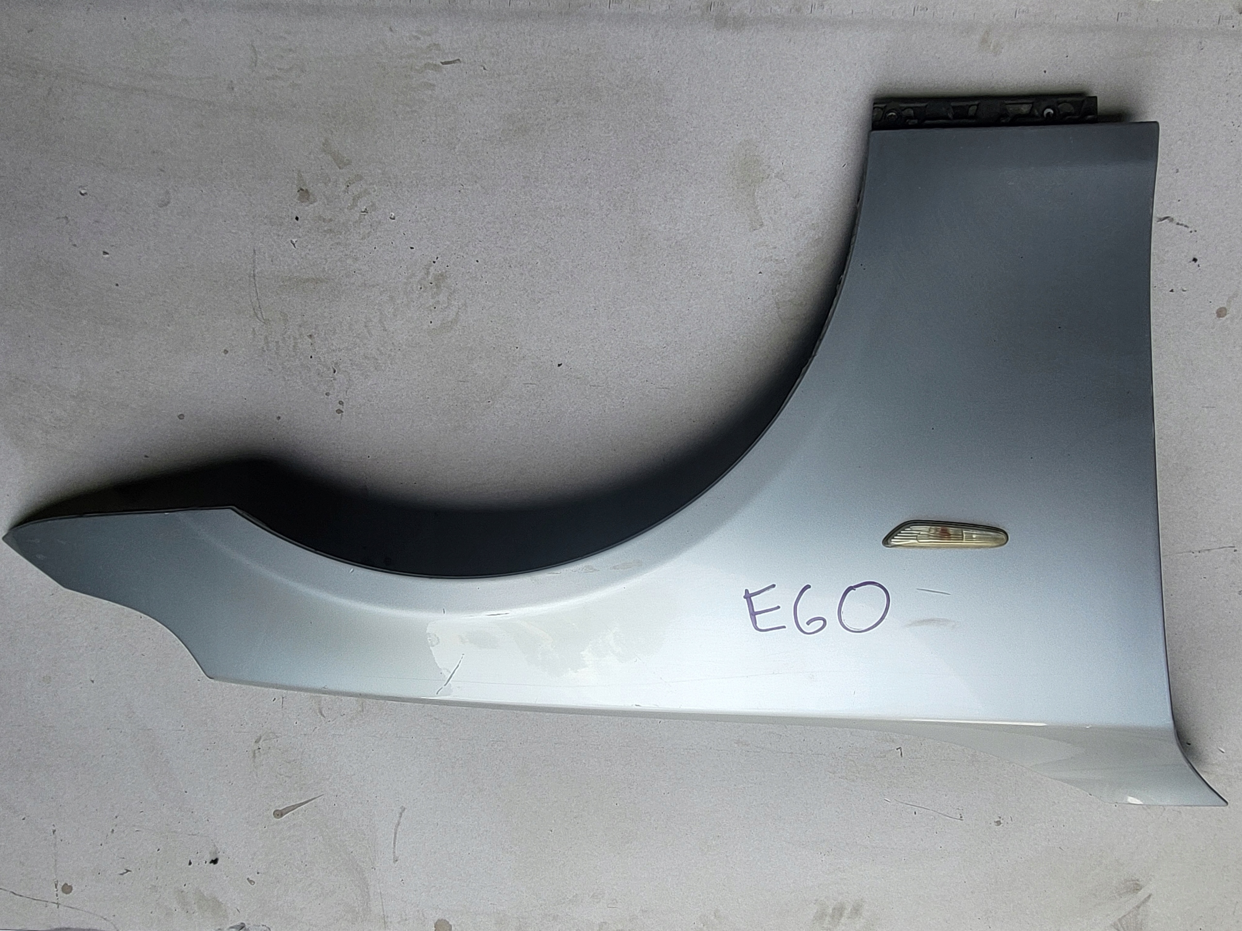 PRAVÝ PREDNÝ BLATNÍK BMW E60 E61