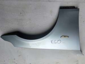 PRAVÝ PREDNÝ BLATNÍK BMW E60 E61 PRAVÝ PREDNÝ BLATNÍK BMW E60 E61