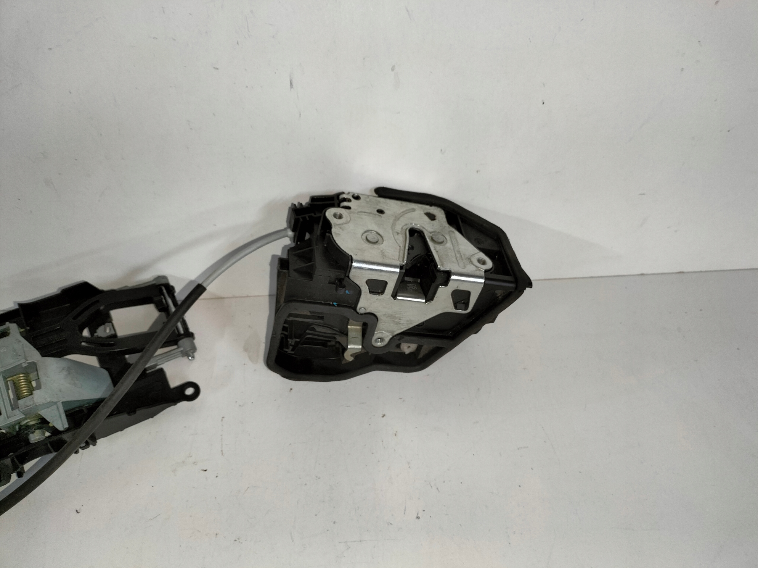 ZÁMOK ĽAVÝCH ZADNÝCH DVERÍ BMW 6 F06 11-