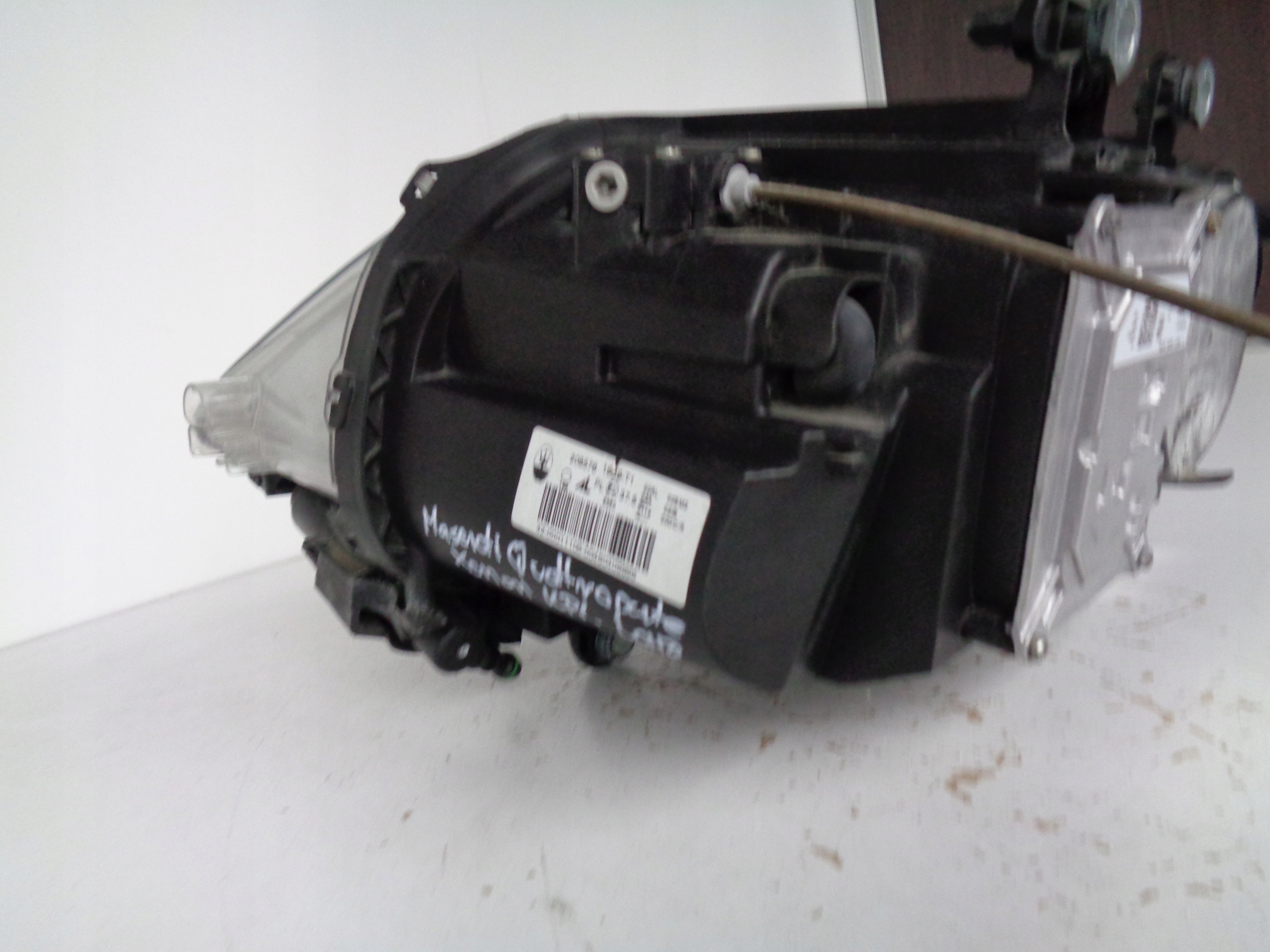 PRAVE PREDNE SVETLO MASERATI QUATTROPORTE V XENON LED