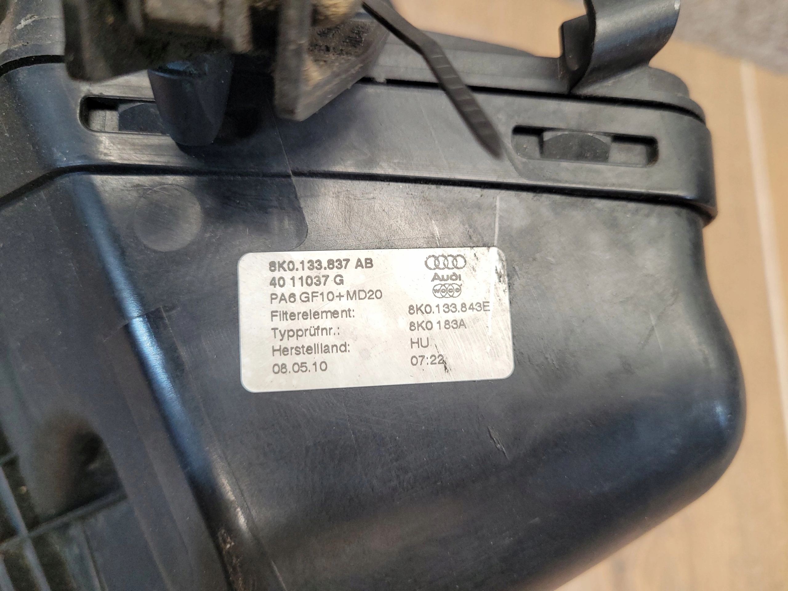 AUDI A4 Q5 A5 OBAL VZDUCHOVÉHO FILTERA 8K0133837AB