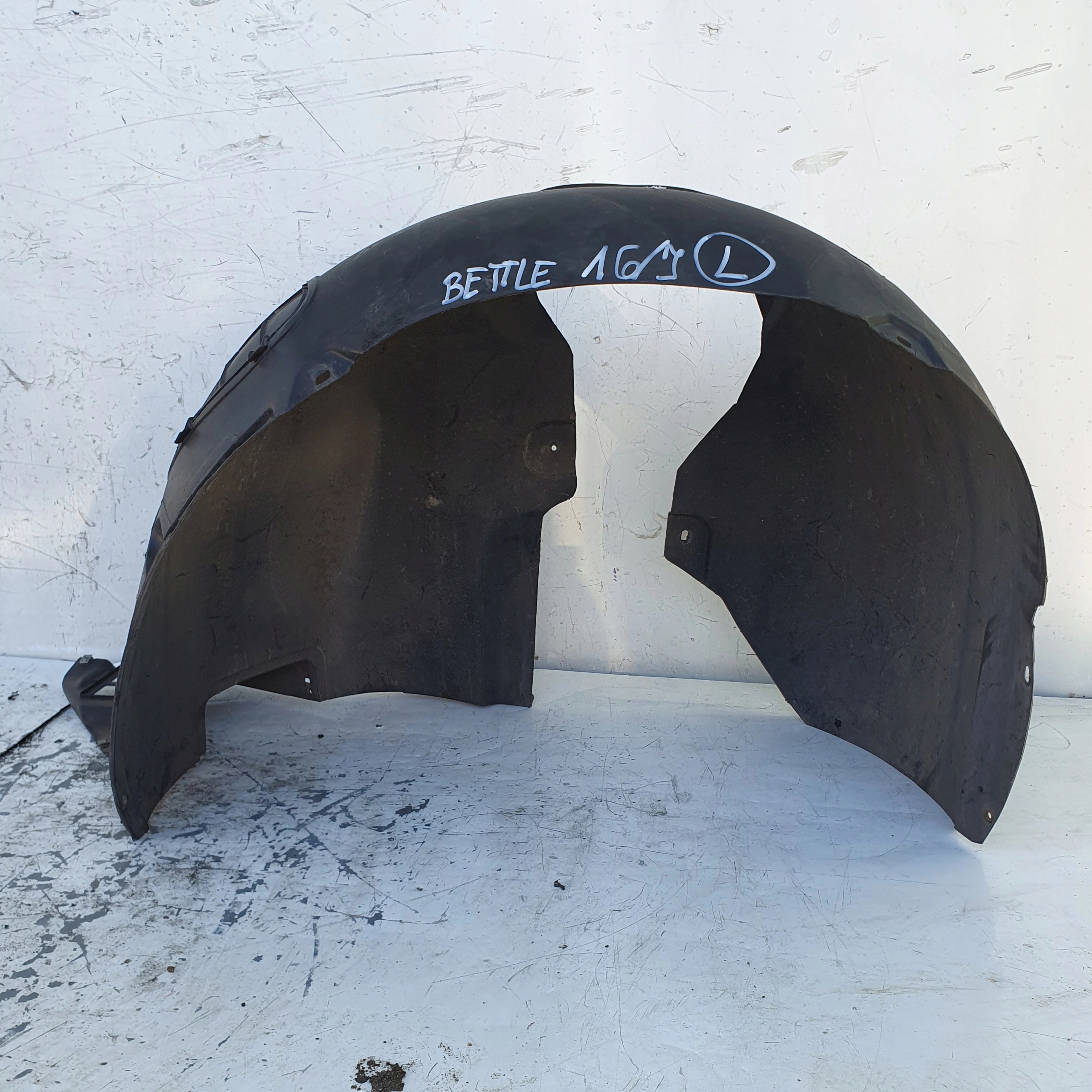 VW BEETLE 011- ĽAVÝ PREDNÝ PODBLATNÍK 5C5805911