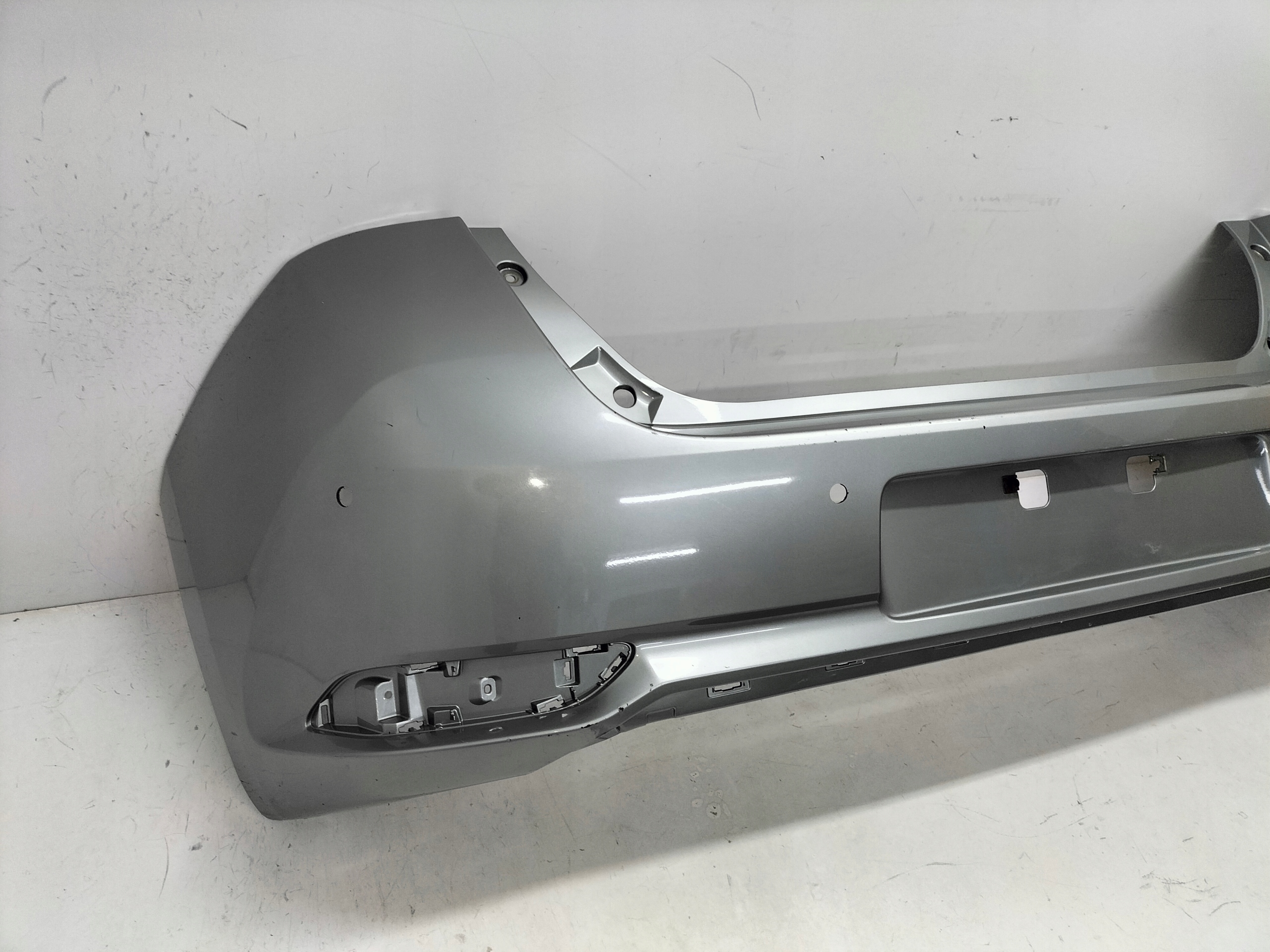 ZADNÝ NÁRAZNÍK TOYOTA AURIS II LIFT 15-18 HB