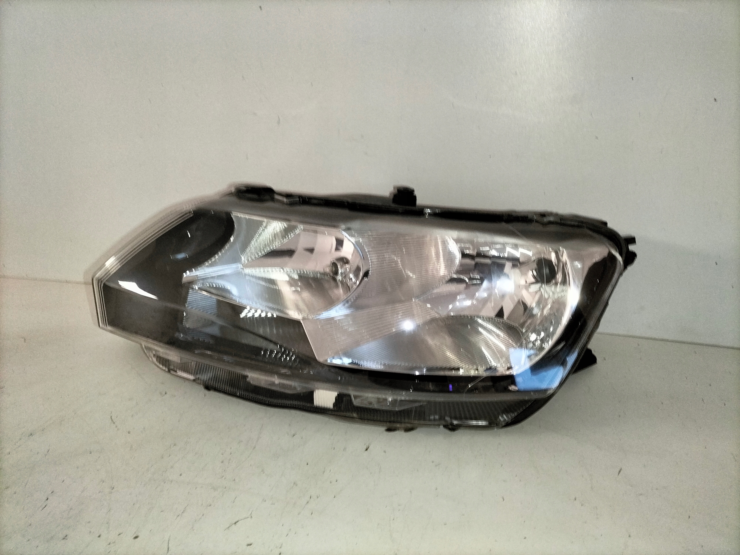 LAVE PREDNE SVETLO SKODA RAPID 12-17