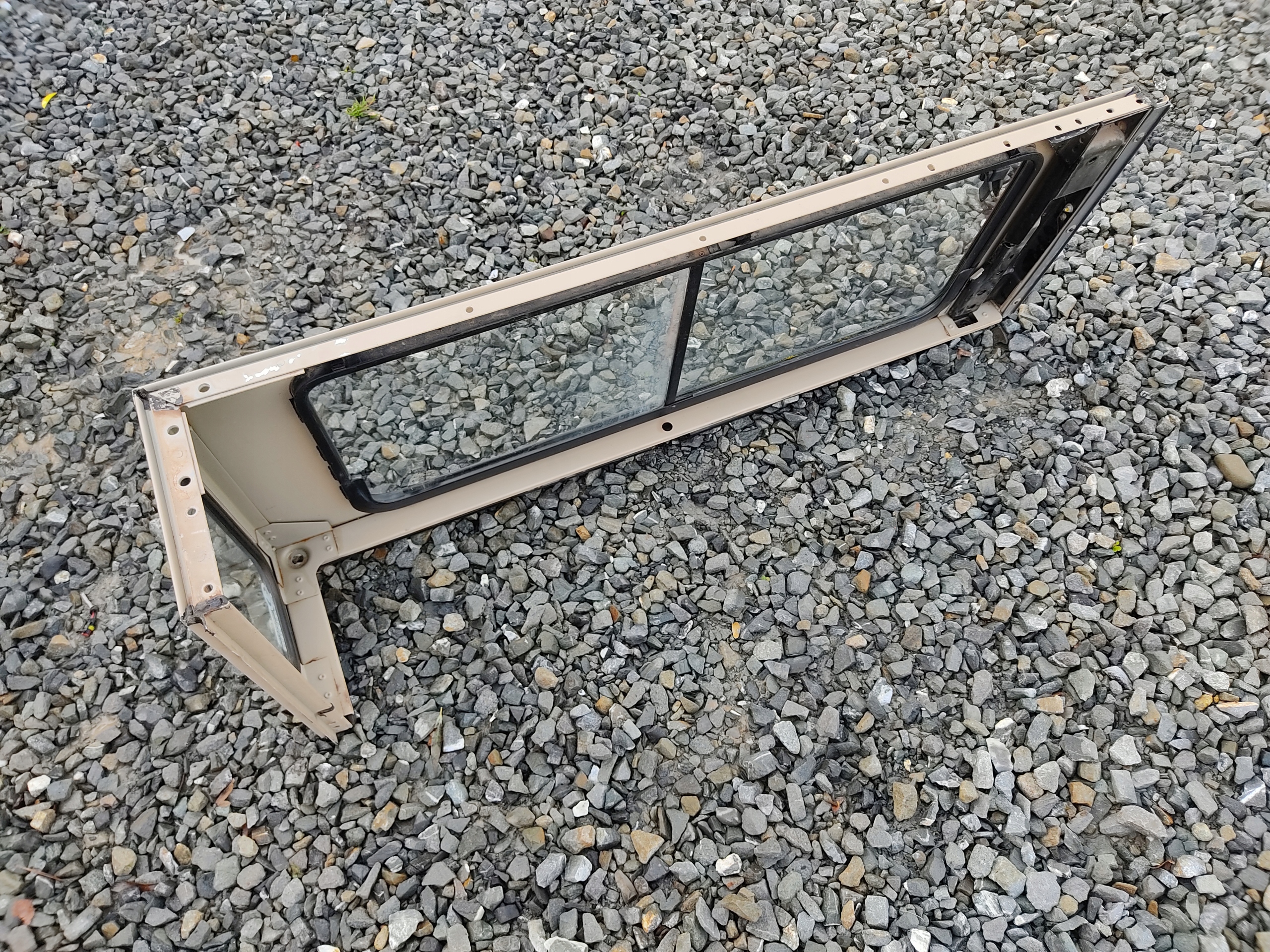 ĽAVÉ ZADNÉ SKLO RÁM DEFENDER 1999-2014