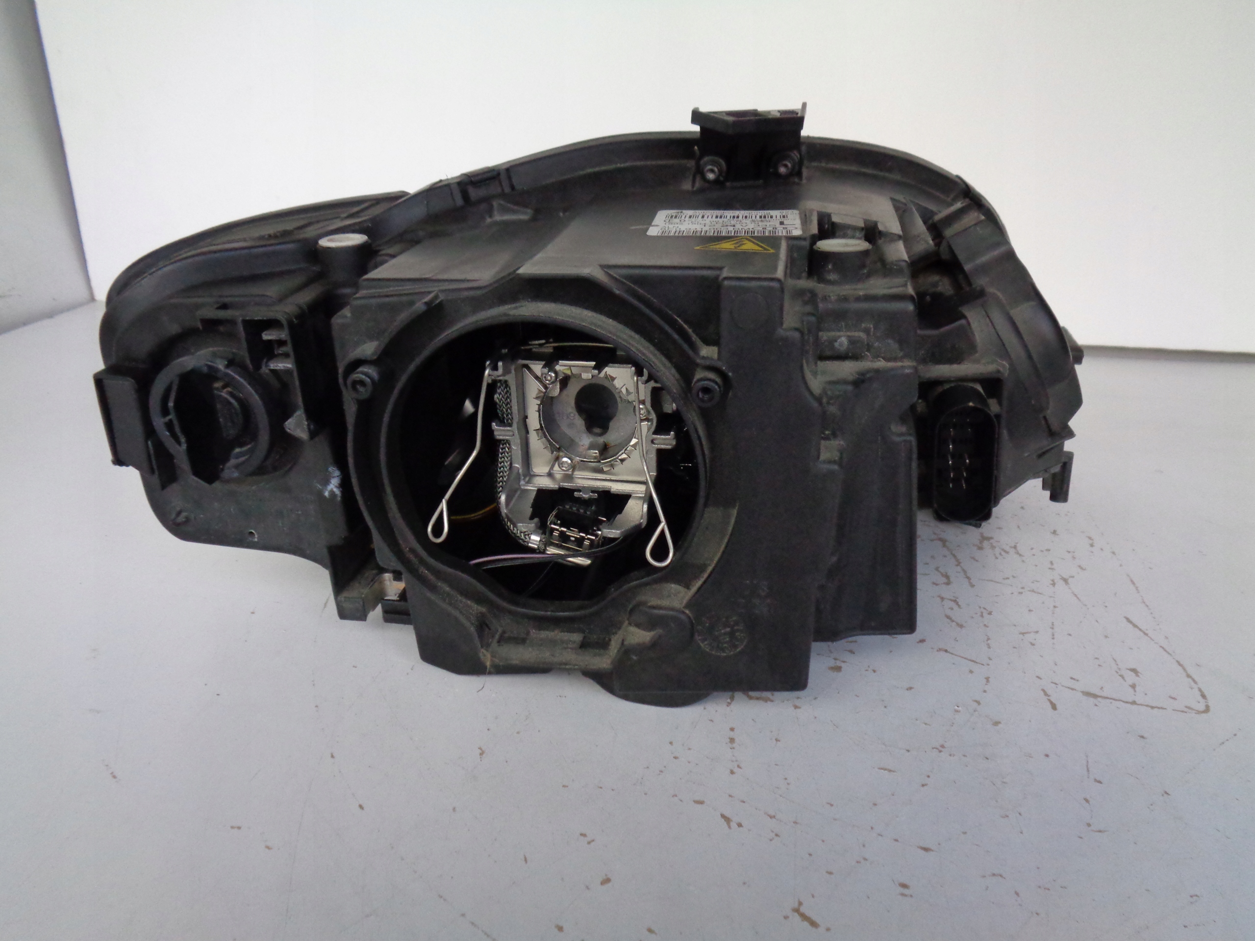 LAVE PREDNE SVETLO AUDI A4 B7 8E 8E0 04-07 XENON